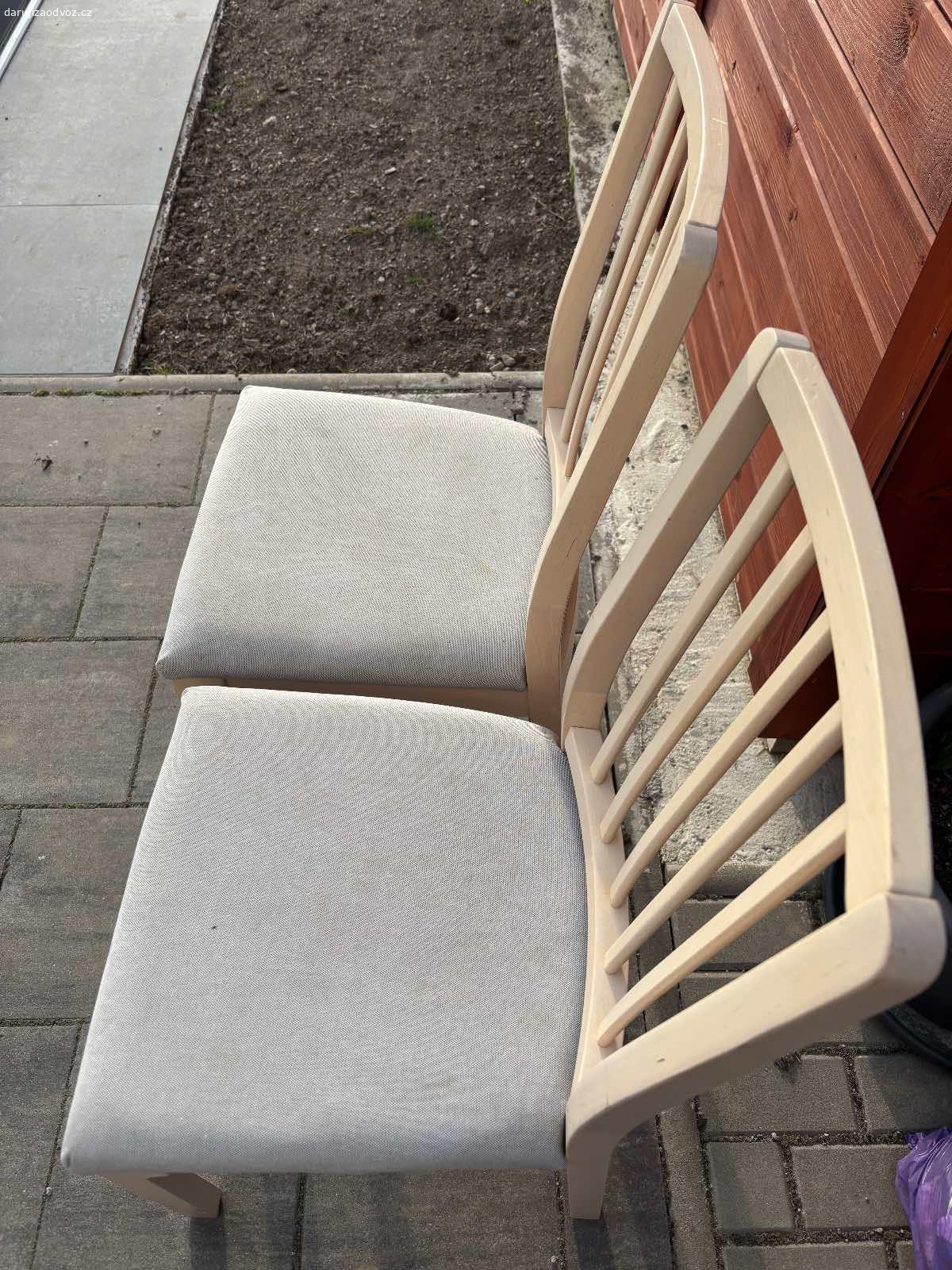 Stul a zidle IKEA. Darujem stol a 6 stoliciek zacny IKEA. Rozkladaci stol rozmer 180x90. Oboje pouzivane pri malych detoch. Znamky pouzivania sunviditelne. Vsetko plne funkcne. Potahy bude pripadne potreba vymenit. Barva je svetla, odstin briza.