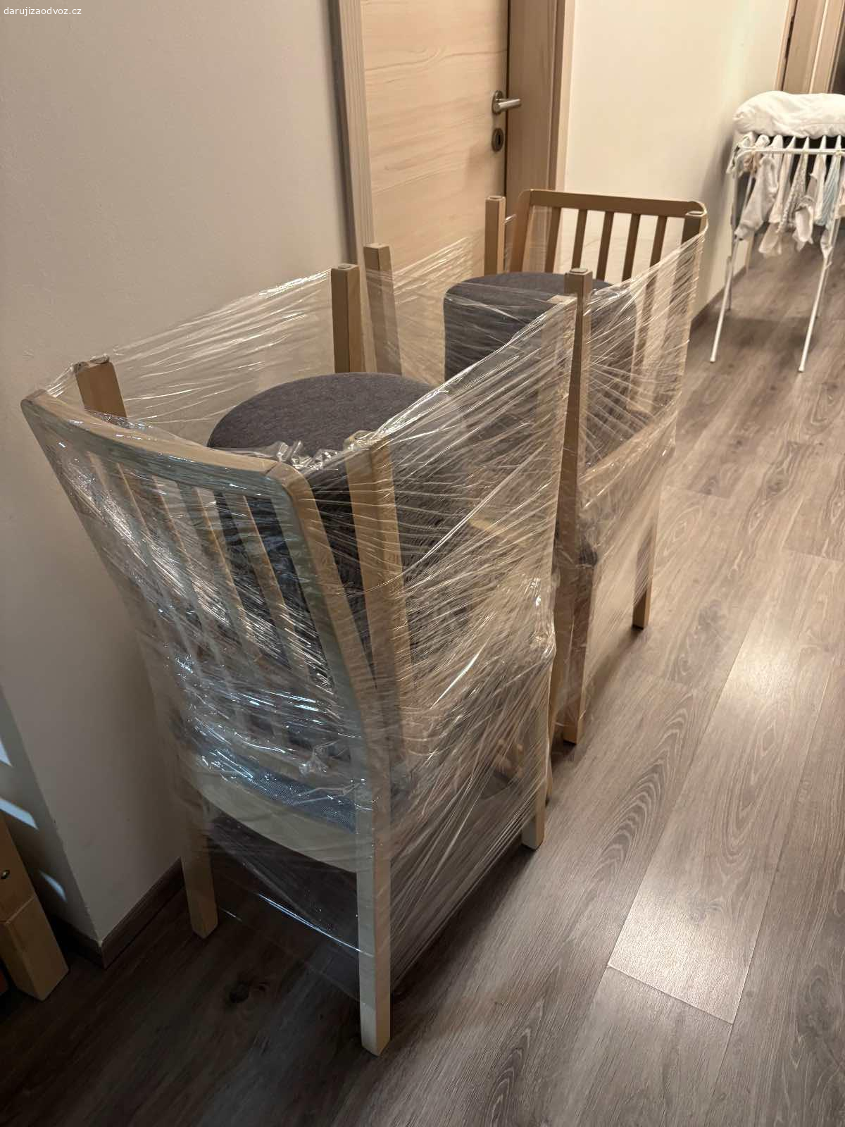 Stul a zidle IKEA. Darujem stol a 6 stoliciek zacny IKEA. Rozkladaci stol rozmer 180x90. Oboje pouzivane pri malych detoch. Znamky pouzivania sunviditelne. Vsetko plne funkcne. Potahy bude pripadne potreba vymenit. Barva je svetla, odstin briza.