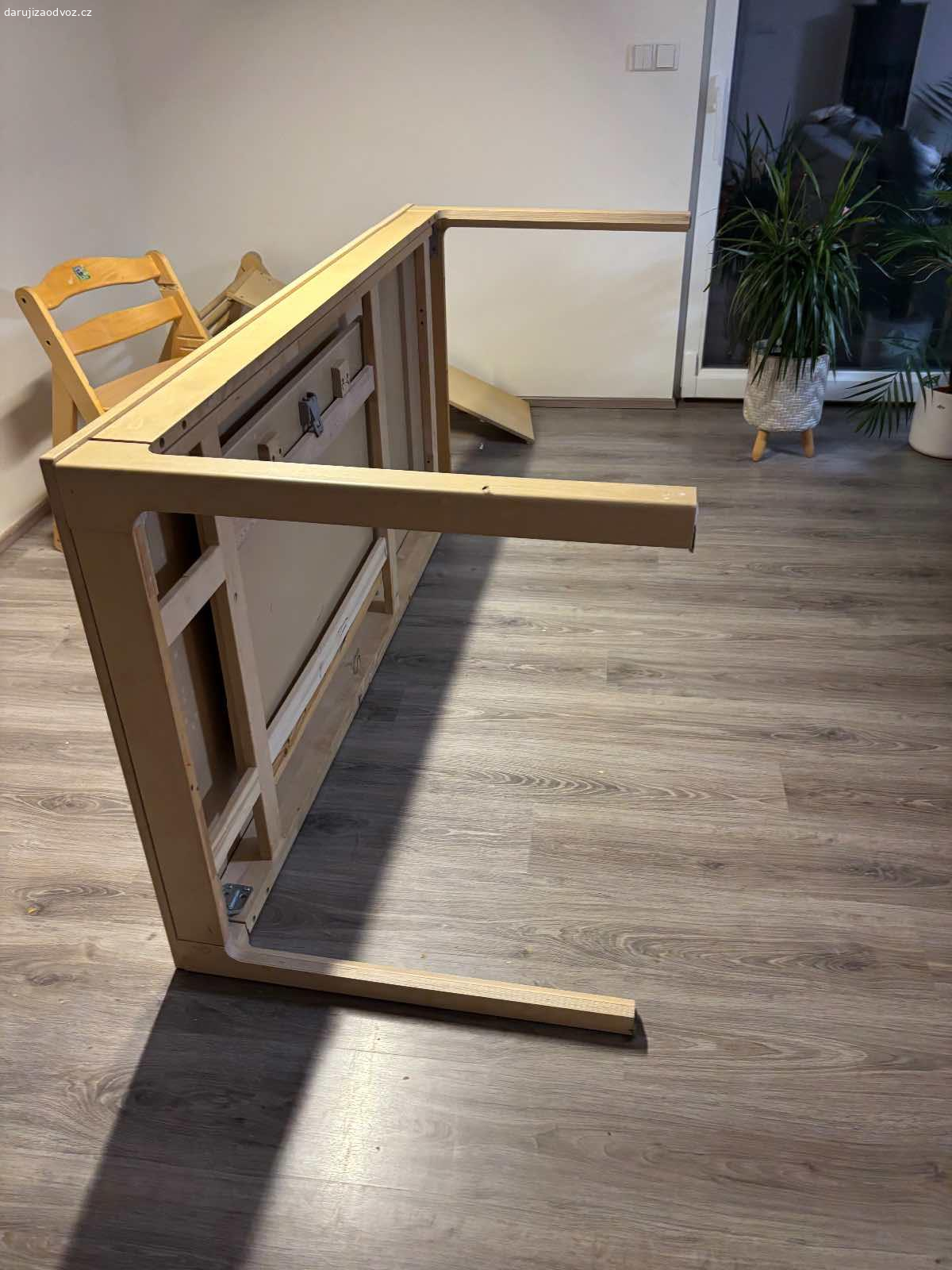 Stul a zidle IKEA. Darujem stol a 6 stoliciek zacny IKEA. Rozkladaci stol rozmer 180x90. Oboje pouzivane pri malych detoch. Znamky pouzivania sunviditelne. Vsetko plne funkcne. Potahy bude pripadne potreba vymenit. Barva je svetla, odstin briza.