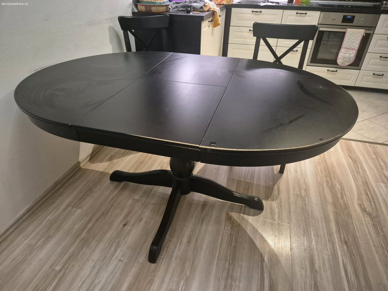 Stůl IKEA. Černý rozkládací kulatý stůl IKEA.
