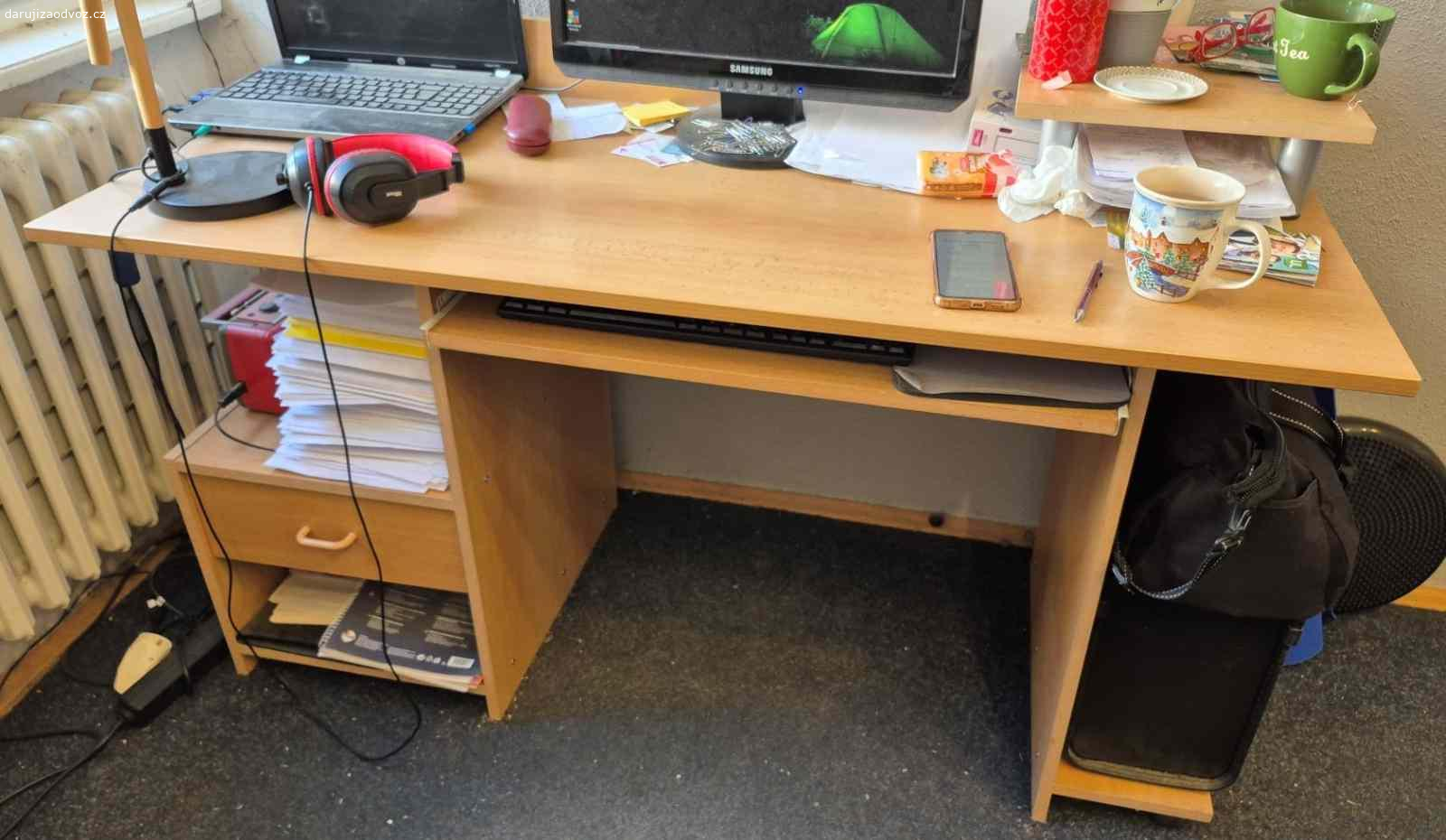 stůl k počítači. Stůl k počítači s výsuvnou poličkou na klávesnici, rozměr desky stolu 132 x 58 cm
