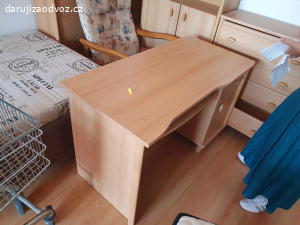 Stůl, lampa, skříňka, kráječ na chle
