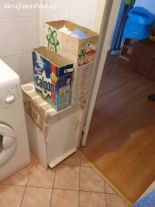 Stůl, lampa, skříňka, kráječ na chle