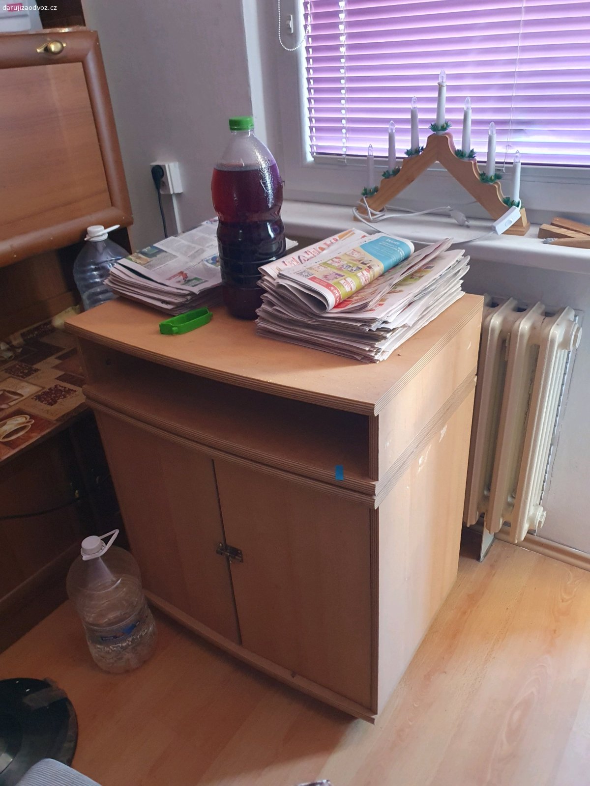 Stůl, lampa, skříňka, kráječ na chle. Pouze dnes 31.08. do 16:30 možno vyzvednout zdarma na třídě Edvarda Beneše Hradec Králové v bytě ze zadní strany za poštou.