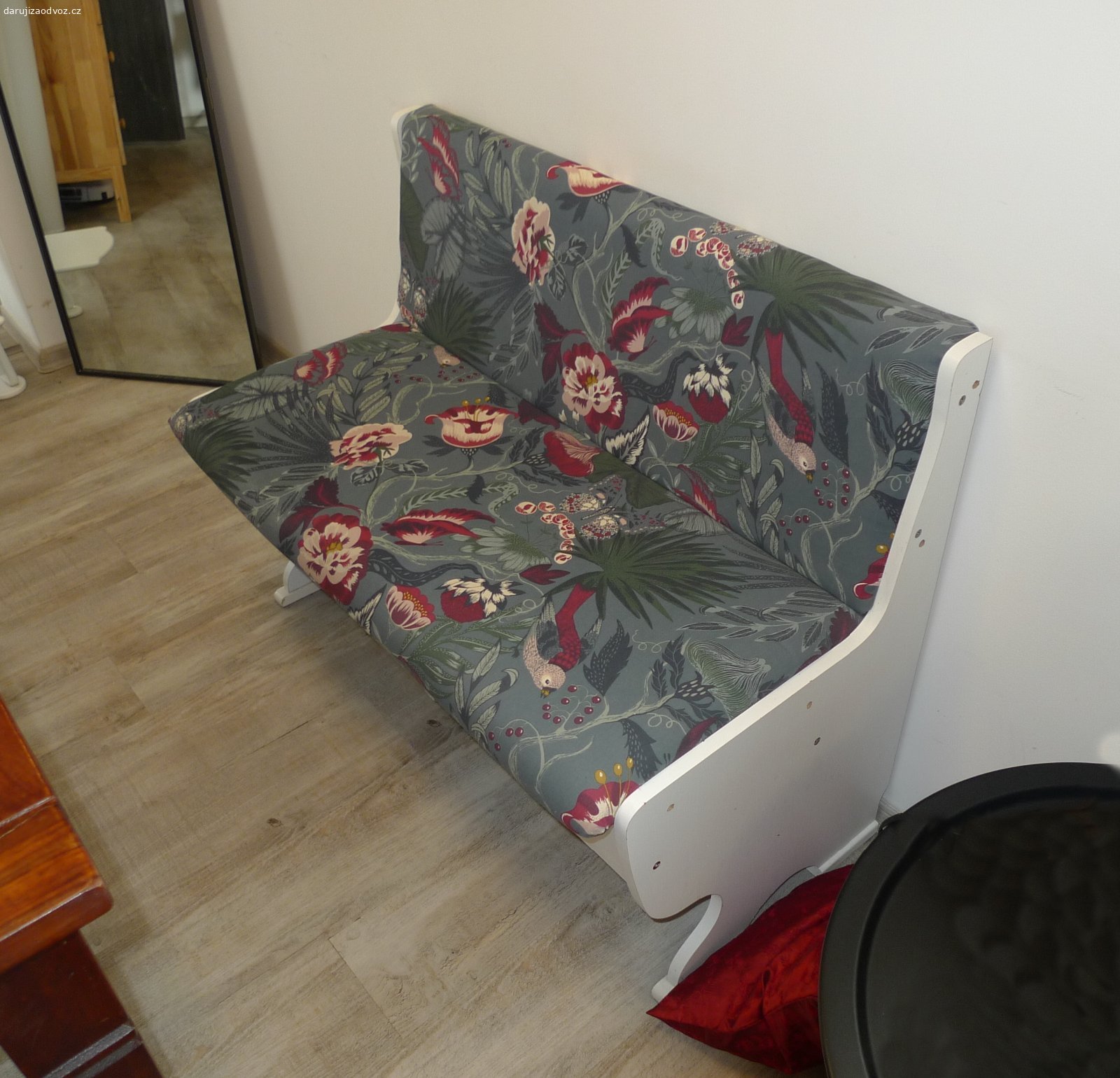 Stůl, lavice s úložným prostorem a židle.. Stůl masiv, 120x80 cm, v celkem dobrém stavu, lavice a židle používané více. 
Nutný vlastní odnos/odvoz do soboty 25. 7. dopoledne.
