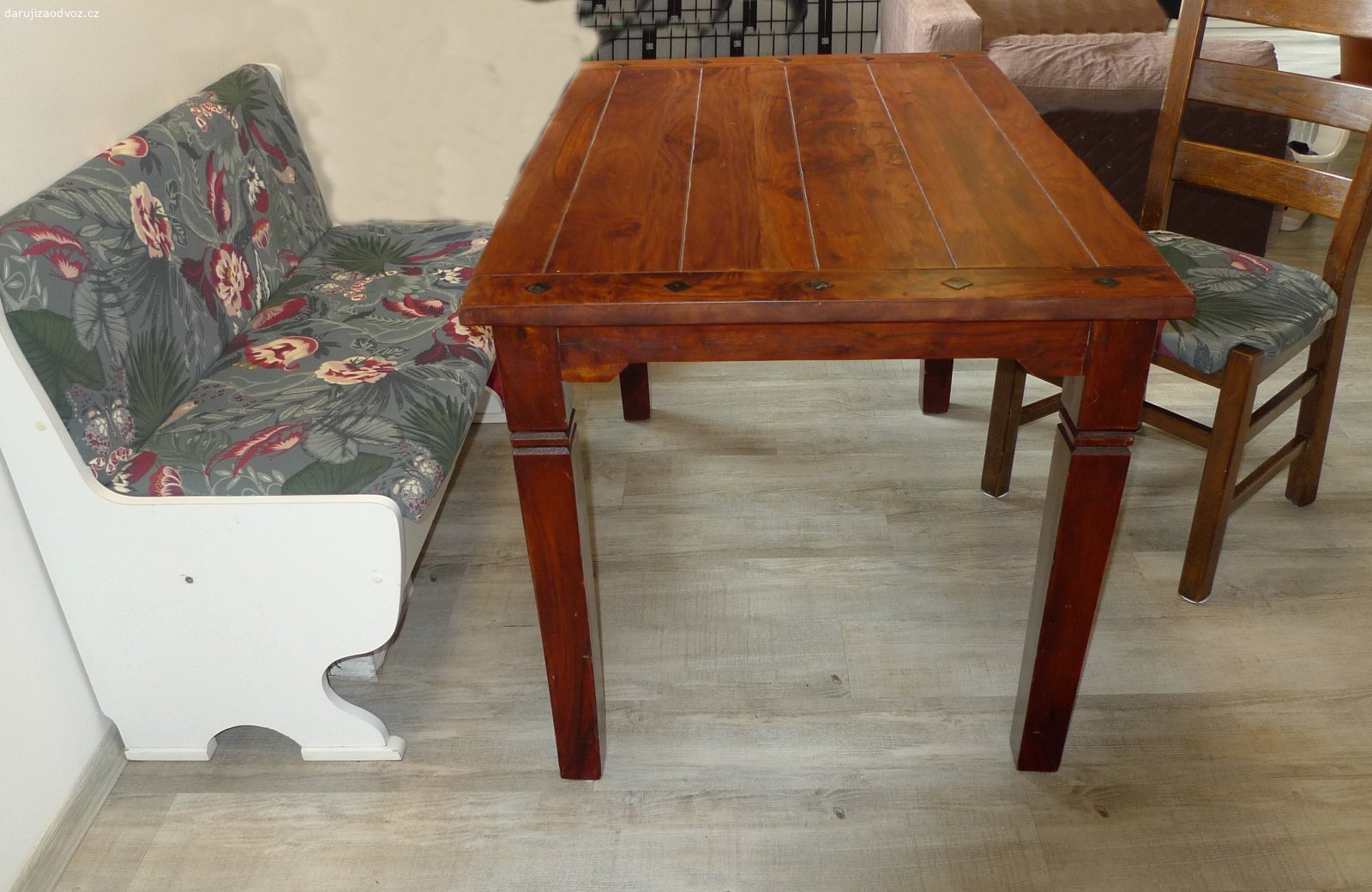 Stůl, lavice s úložným prostorem a židle.. Stůl masiv, 120x80 cm, v celkem dobrém stavu, lavice a židle používané více. 
Nutný vlastní odnos/odvoz do soboty 25. 7. dopoledne.
