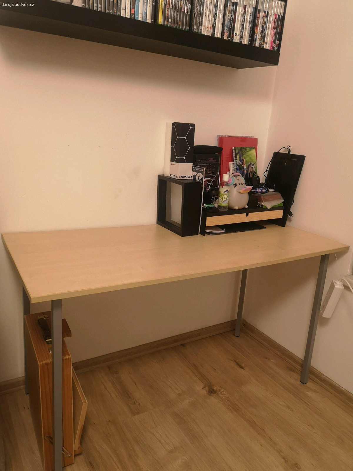 Stůl provizorní. Daruji vlastnoručně postavený stůl, deska kupovaná v ikei  (ze skříně), dokoupeny nožky v Hornbachu. Byl pracovní. Zdarma za odvoz, rozložím ho ať se Vám dobře veze.