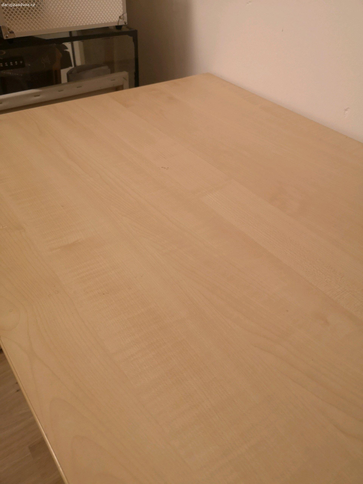 Stůl provizorní. Daruji vlastnoručně postavený stůl, deska kupovaná v ikei  (ze skříně), dokoupeny nožky v Hornbachu. Byl pracovní. Zdarma za odvoz, rozložím ho ať se Vám dobře veze.