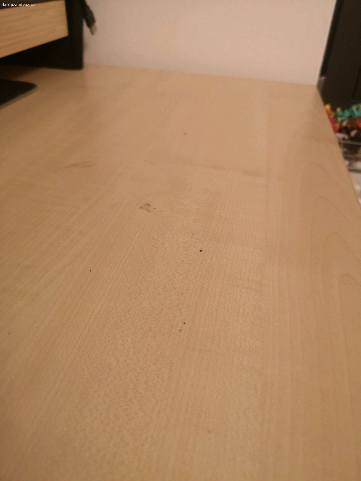 Stůl provizorní. Daruji vlastnoručně postavený stůl, deska kupovaná v ikei  (ze skříně), dokoupeny nožky v Hornbachu. Byl pracovní. Zdarma za odvoz, rozložím ho ať se Vám dobře veze.