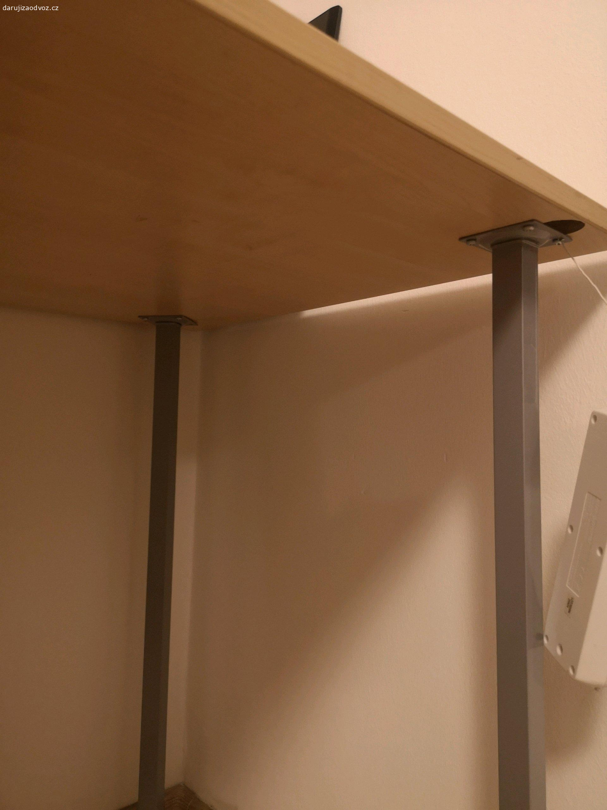 Stůl provizorní. Daruji vlastnoručně postavený stůl, deska kupovaná v ikei  (ze skříně), dokoupeny nožky v Hornbachu. Byl pracovní. Zdarma za odvoz, rozložím ho ať se Vám dobře veze.