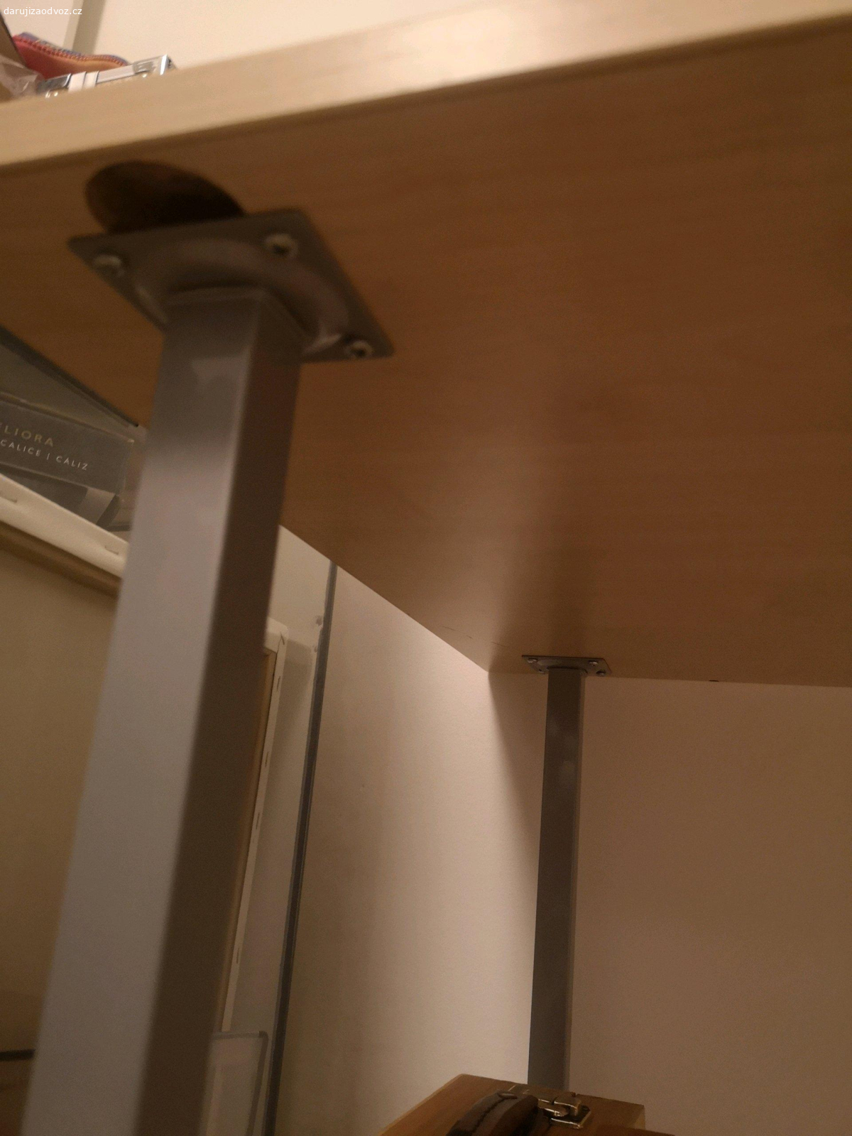 Stůl provizorní. Daruji vlastnoručně postavený stůl, deska kupovaná v ikei  (ze skříně), dokoupeny nožky v Hornbachu. Byl pracovní. Zdarma za odvoz, rozložím ho ať se Vám dobře veze.