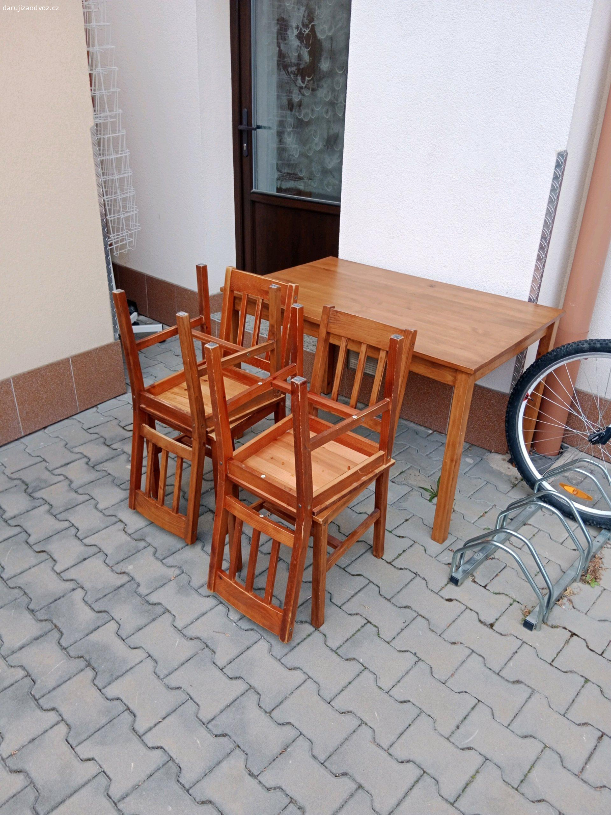 stůl se židlemi. Dobrý den,daruji za odvoz stůl a čtyři židle. Hodí se spíše na chatu.Zidle je potřeba sklížit.