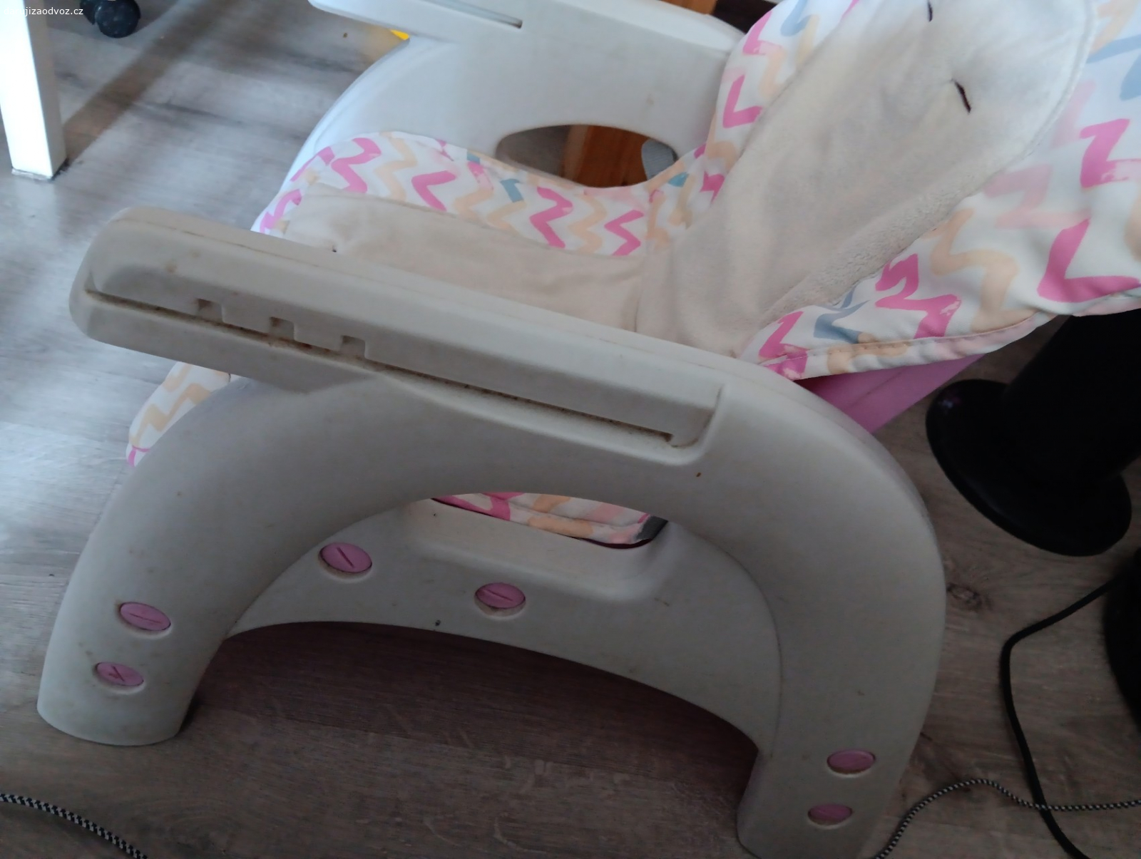 stůl se židlí. Daruji dětský stůl se židlí.Stůl dřevěný 50x76x51v.Židle plastova