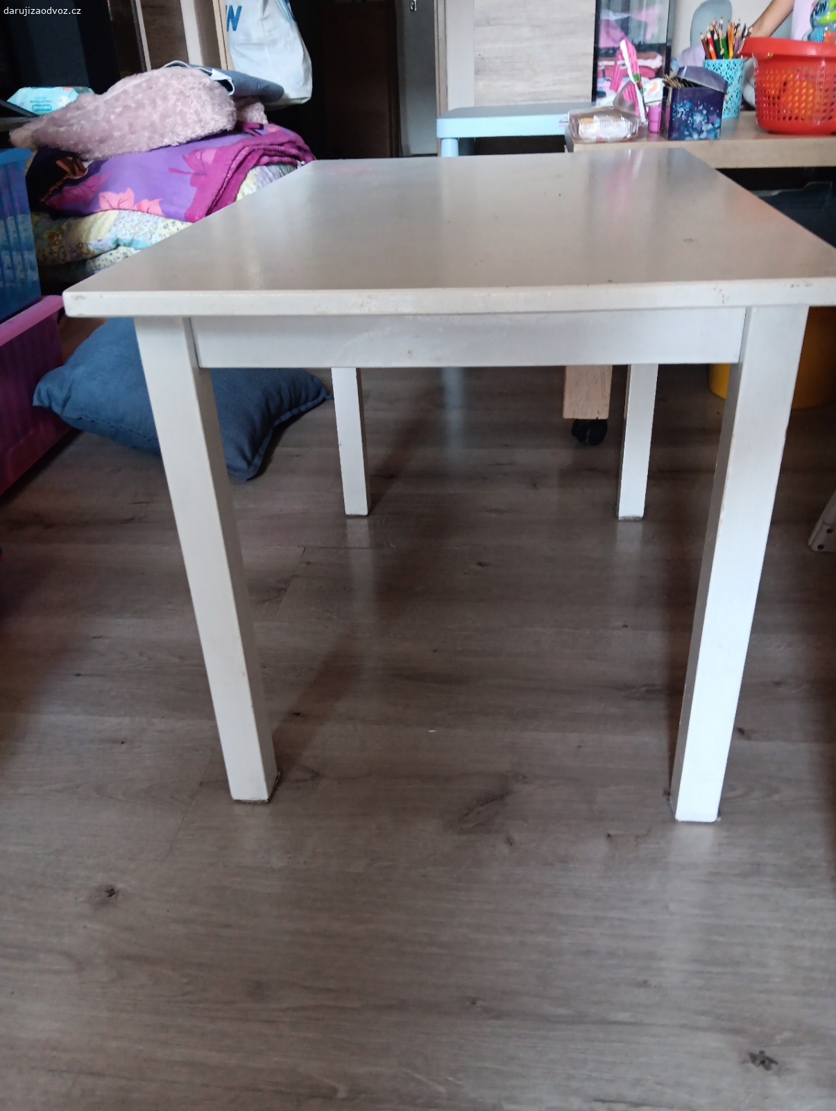 stůl se židlí. Daruji dětský stůl se židlí.Stůl dřevěný 50x76x51v.Židle plastova