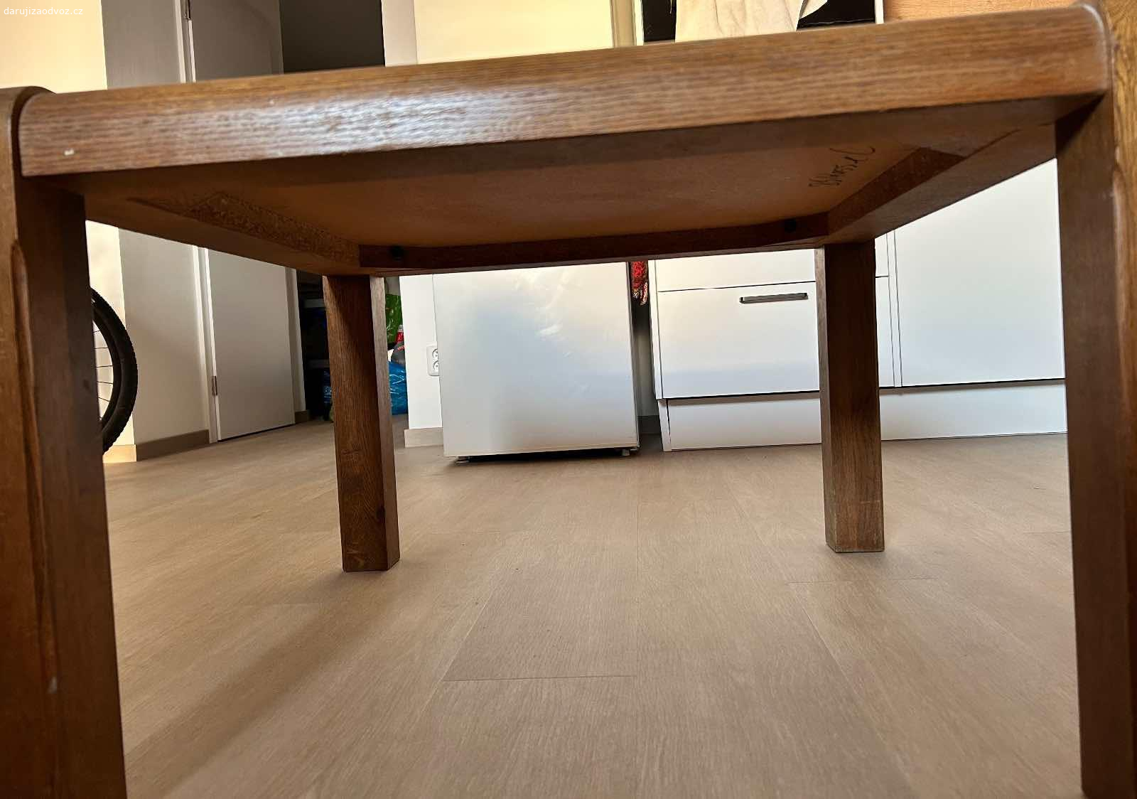 Stul za odvoz. Daruji masivni stul za odvoz - na jedne strane je trochu vysisovany od slunicka a noha by potrebovala dotahnout. Jinak bez poskozeni, pekny, tezky kousek ;)