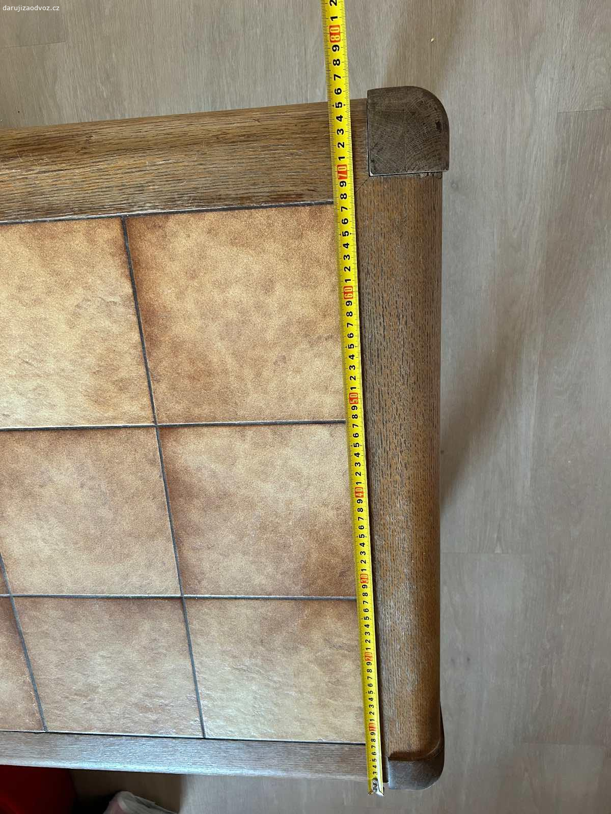 Stul za odvoz. Daruji masivni stul za odvoz - na jedne strane je trochu vysisovany od slunicka a noha by potrebovala dotahnout. Jinak bez poskozeni, pekny, tezky kousek ;)