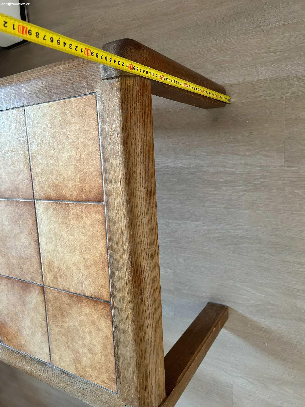 Stul za odvoz. Daruji masivni stul za odvoz - na jedne strane je trochu vysisovany od slunicka a noha by potrebovala dotahnout. Jinak bez poskozeni, pekny, tezky kousek ;)