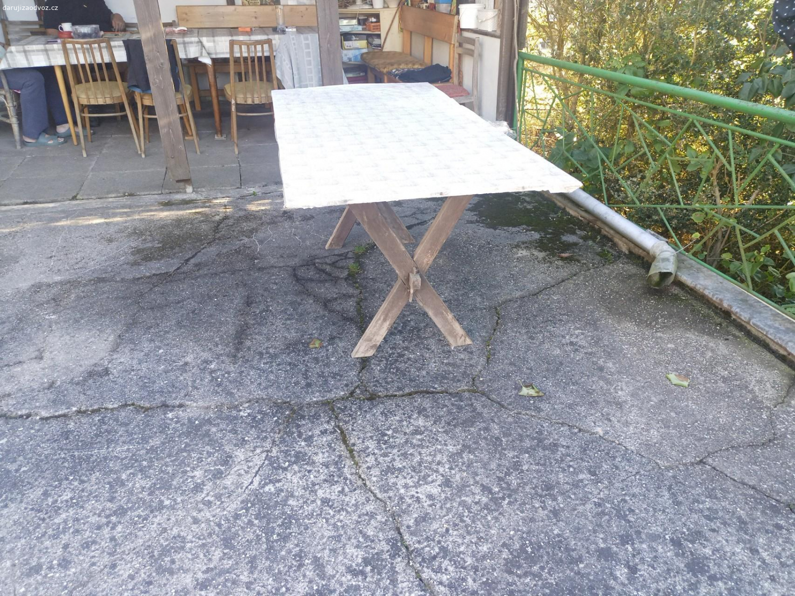 Stůl. Venkovní stůl domácí výroby. Výška 75 cm deska 80x170 cm.