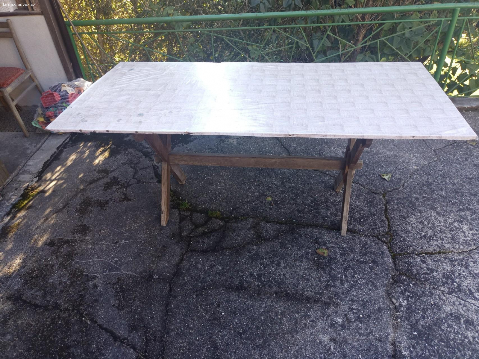 Stůl. Venkovní stůl domácí výroby. Výška 75 cm deska 80x170 cm.