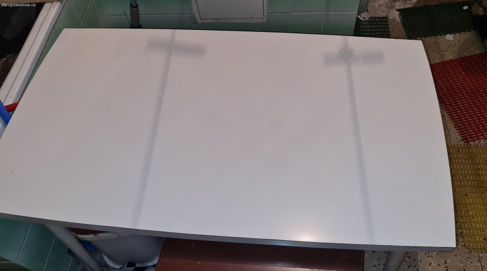 Stůl. Daruji za odvoz stůl, rozměry 120×70×75cm(dxšxv), Zlín JS