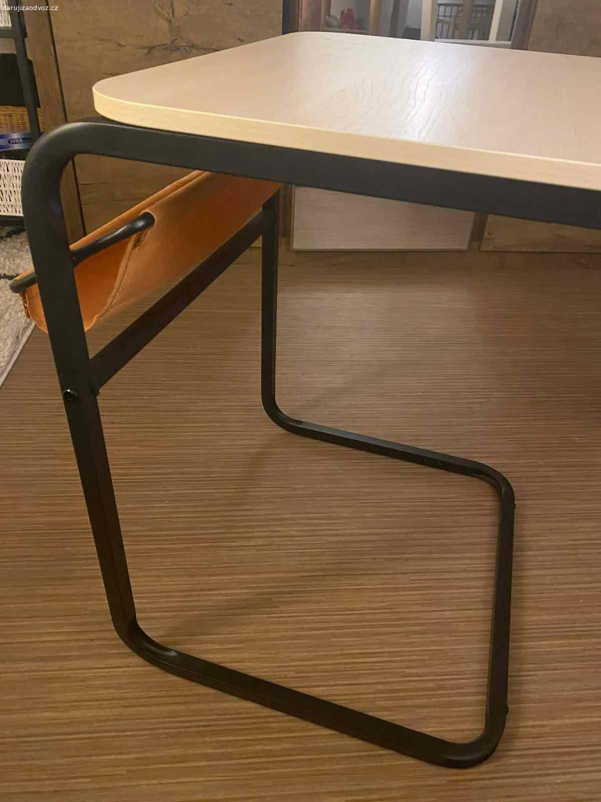Stůl. Daruji stůl Olserod Ikea, popisek viz na tomto odkaze: https://www.ikea.com/cz/cs/p/olseroed-odkladaci-stolek-antracit-vzor-briza-tmave-zluta-20525356/

Stul ma jednu vadu: jedna nozka na desce je ulomena. Nutny osobni odber okoli Namesti brati Synku.
