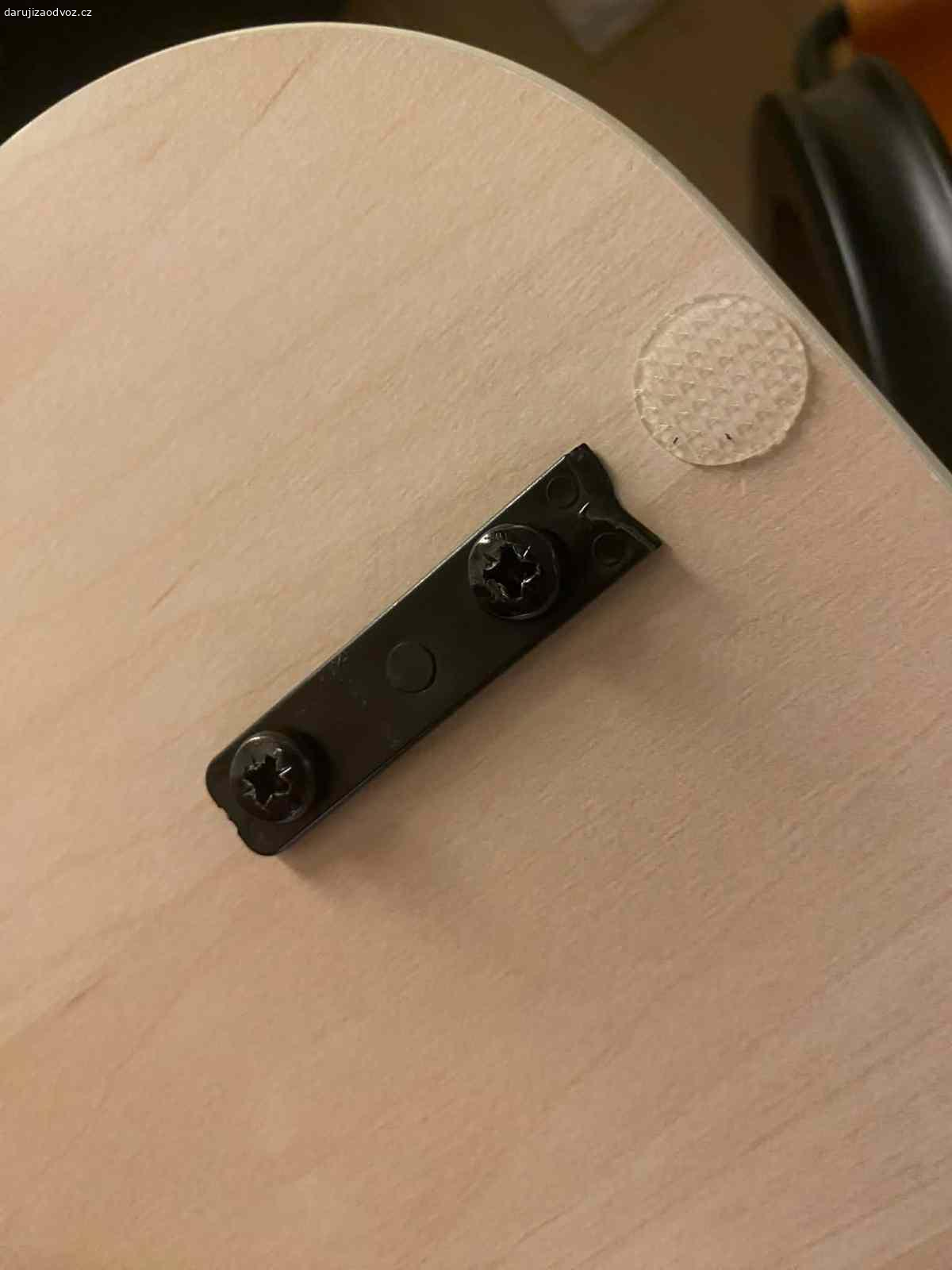 Stůl. Daruji stůl Olserod Ikea, popisek viz na tomto odkaze: https://www.ikea.com/cz/cs/p/olseroed-odkladaci-stolek-antracit-vzor-briza-tmave-zluta-20525356/

Stul ma jednu vadu: jedna nozka na desce je ulomena. Nutny osobni odber okoli Namesti brati Synku.