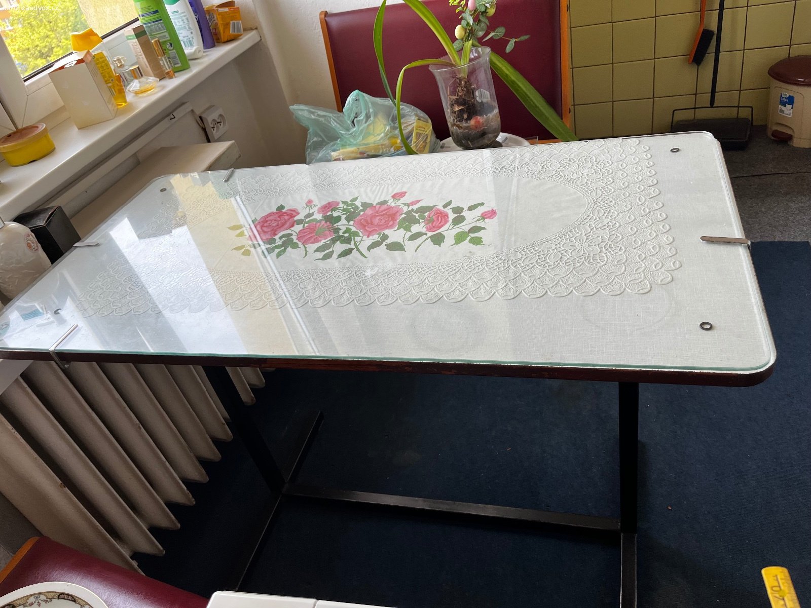 Stůl. Daruji stůl se skleněnou deskou, na foto je uvnitř pod sklem vyfocena dečka, kterou lze vyndat. 
 sirka 52cm, délka 104cm, výška 75 cm