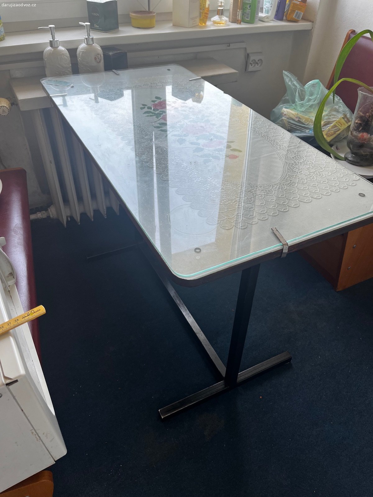 Stůl. Daruji stůl se skleněnou deskou, na foto je uvnitř pod sklem vyfocena dečka, kterou lze vyndat. 
 sirka 52cm, délka 104cm, výška 75 cm