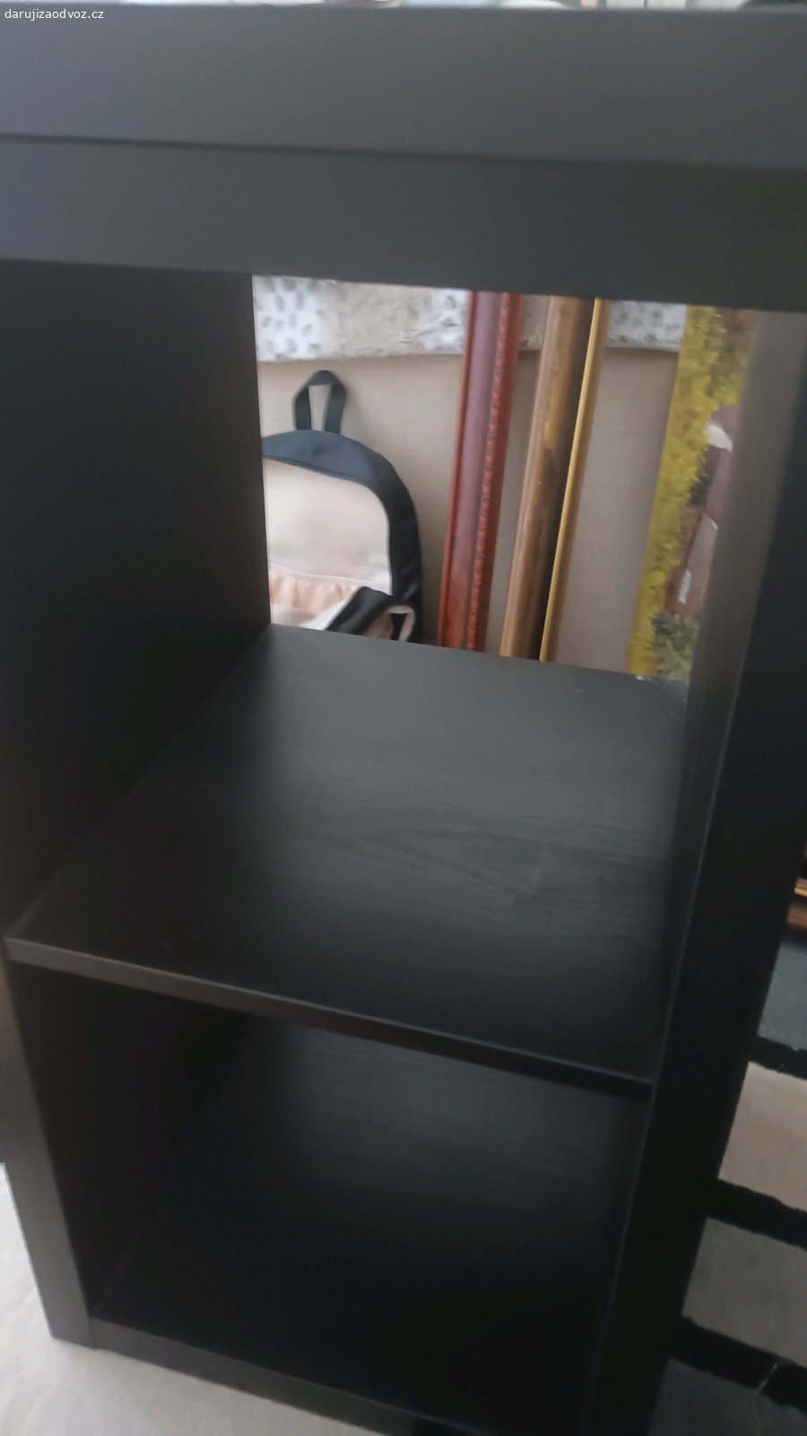 stůl. Daruji atypický stůl pořízený do interieru.
Na jedne straně 54 cm, na druhe 41 cm.
Délka stolu 120 cm.
Vrchní deska je pouze přilepená.
Úložný prostor tvoří skříňka kallax Ikea