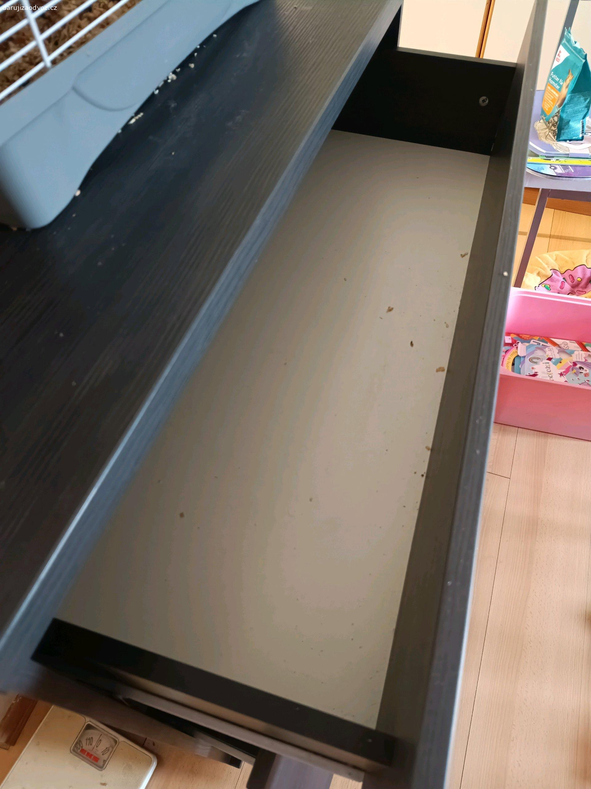 šuplíková komoda. daruji komodu, nutnost vyměnit pojízdné kolečka na šuplíkách. jinak je v pořádku.