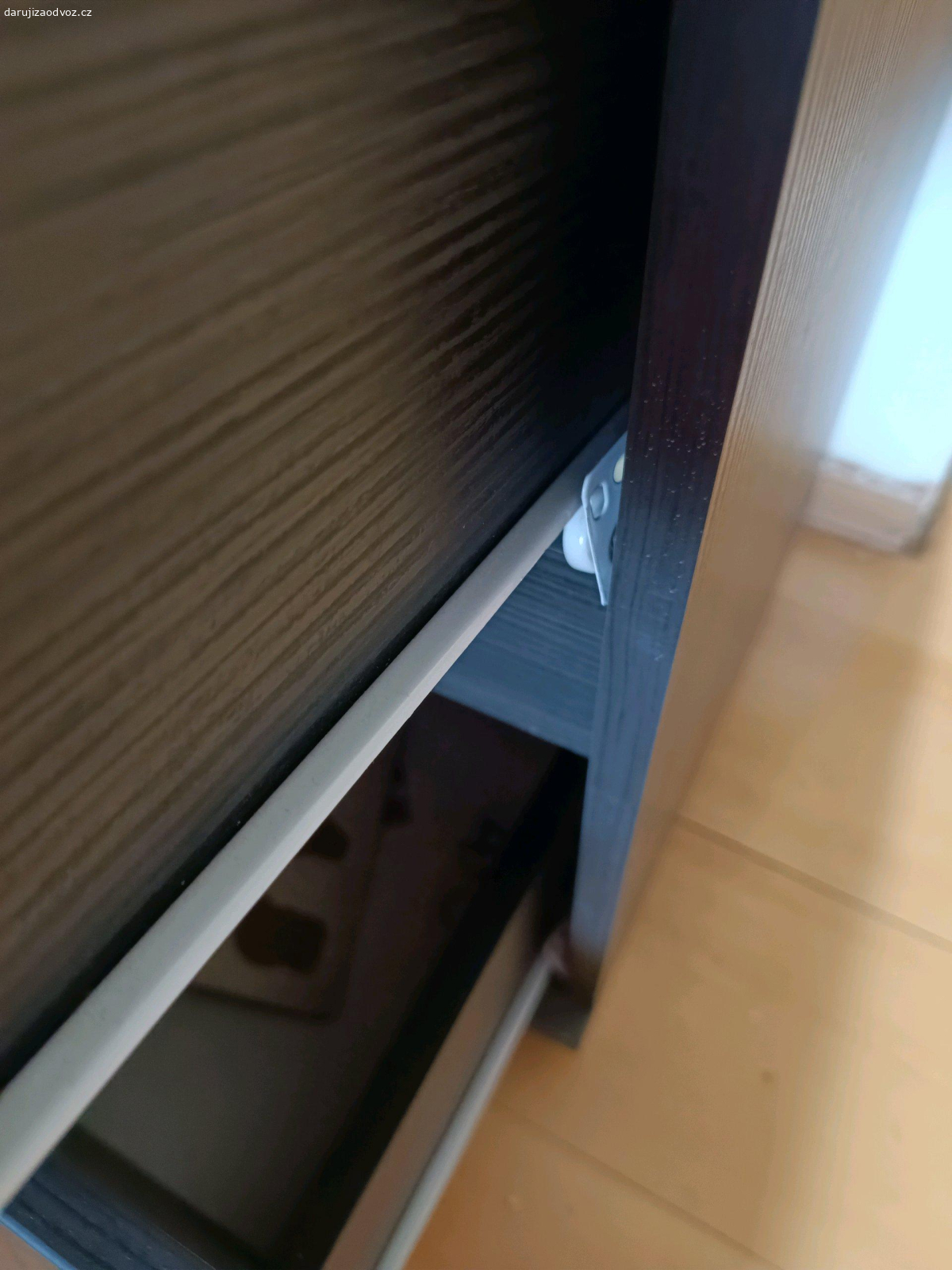 šuplíková komoda. daruji komodu, nutnost vyměnit pojízdné kolečka na šuplíkách. jinak je v pořádku.