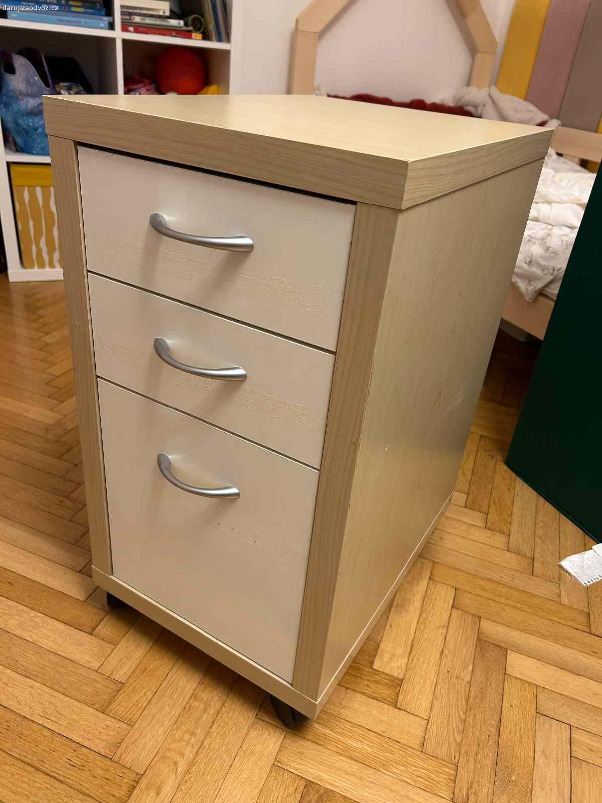 Šuplíky Ikea k pracovnímu stolu. Šuplíky Ikea na kolečkách vhodné k pracovnímu/kancelářskému stolu. Barva bříza. Staré několik let, ale jsou bez vady.