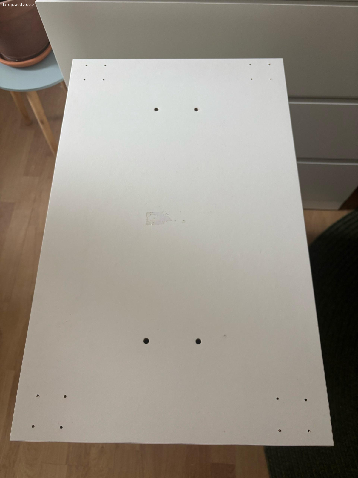 REZERVACE šuplíky Ikea. bílá skříňka s šuplíky z Ikea. Horní deska byla přidelaná ke stolu, jde vyměnit se spodní deskou. Šuplíky nutné vyčistit.  
Pro rychlejší komunikaci volat nebo napsat sms. Děkuji