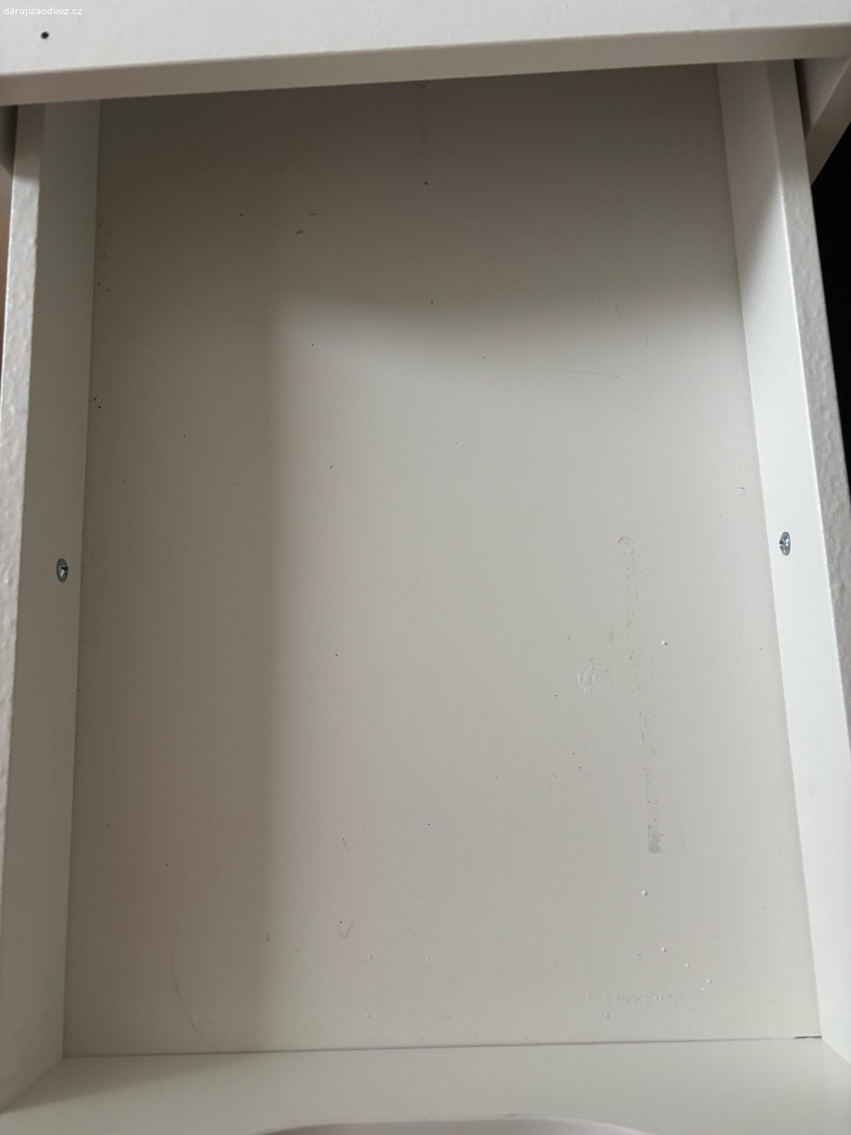 REZERVACE šuplíky Ikea. bílá skříňka s šuplíky z Ikea. Horní deska byla přidelaná ke stolu, jde vyměnit se spodní deskou. Šuplíky nutné vyčistit.  
Pro rychlejší komunikaci volat nebo napsat sms. Děkuji