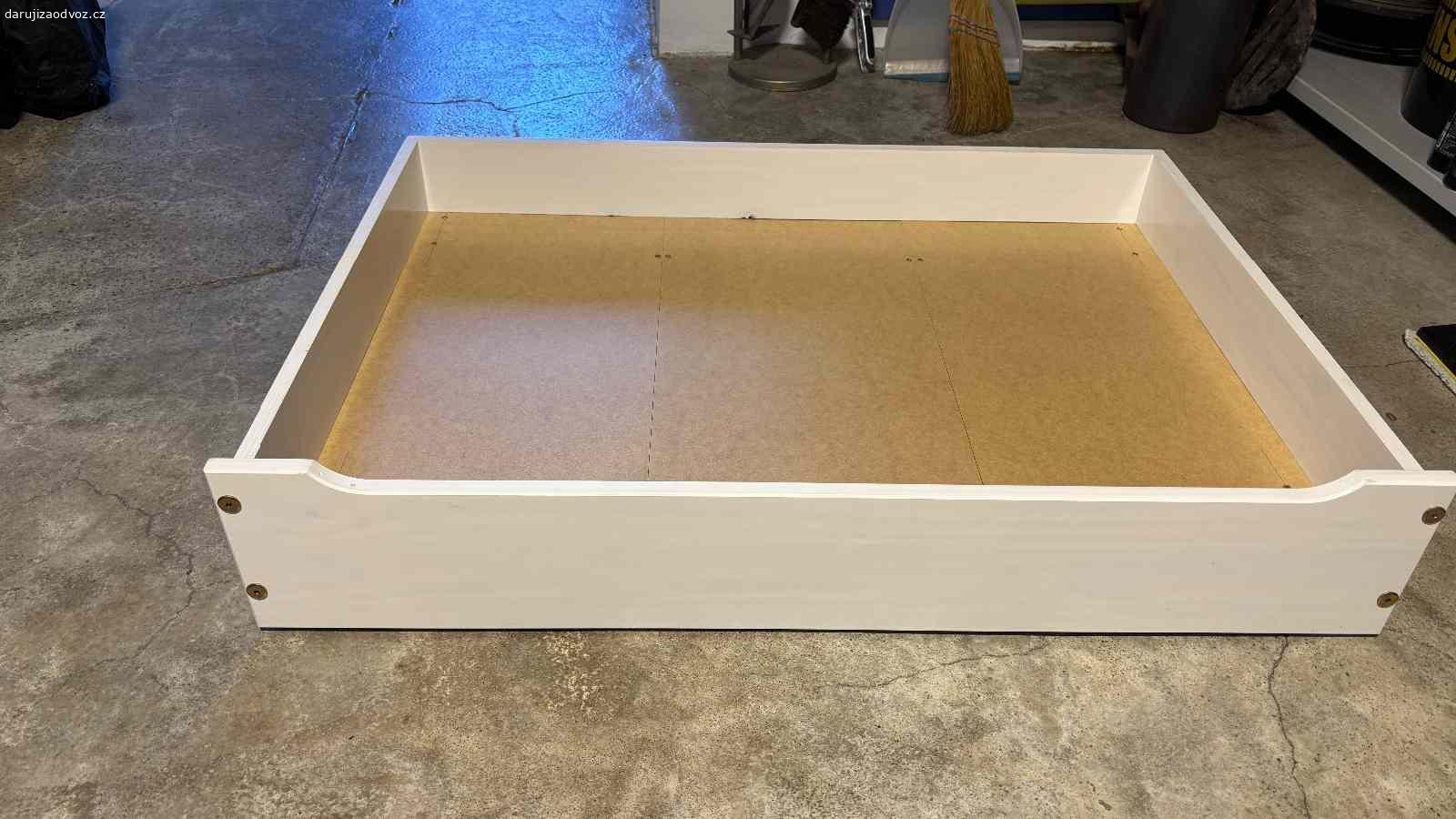 Šuplíky pod postel. Daruji za odvoz dva kusy pojízdných šuplíků pod postel.

Rozměry (šířka X výška X hloubka):
97cm x 17.5cm x 68.5cm