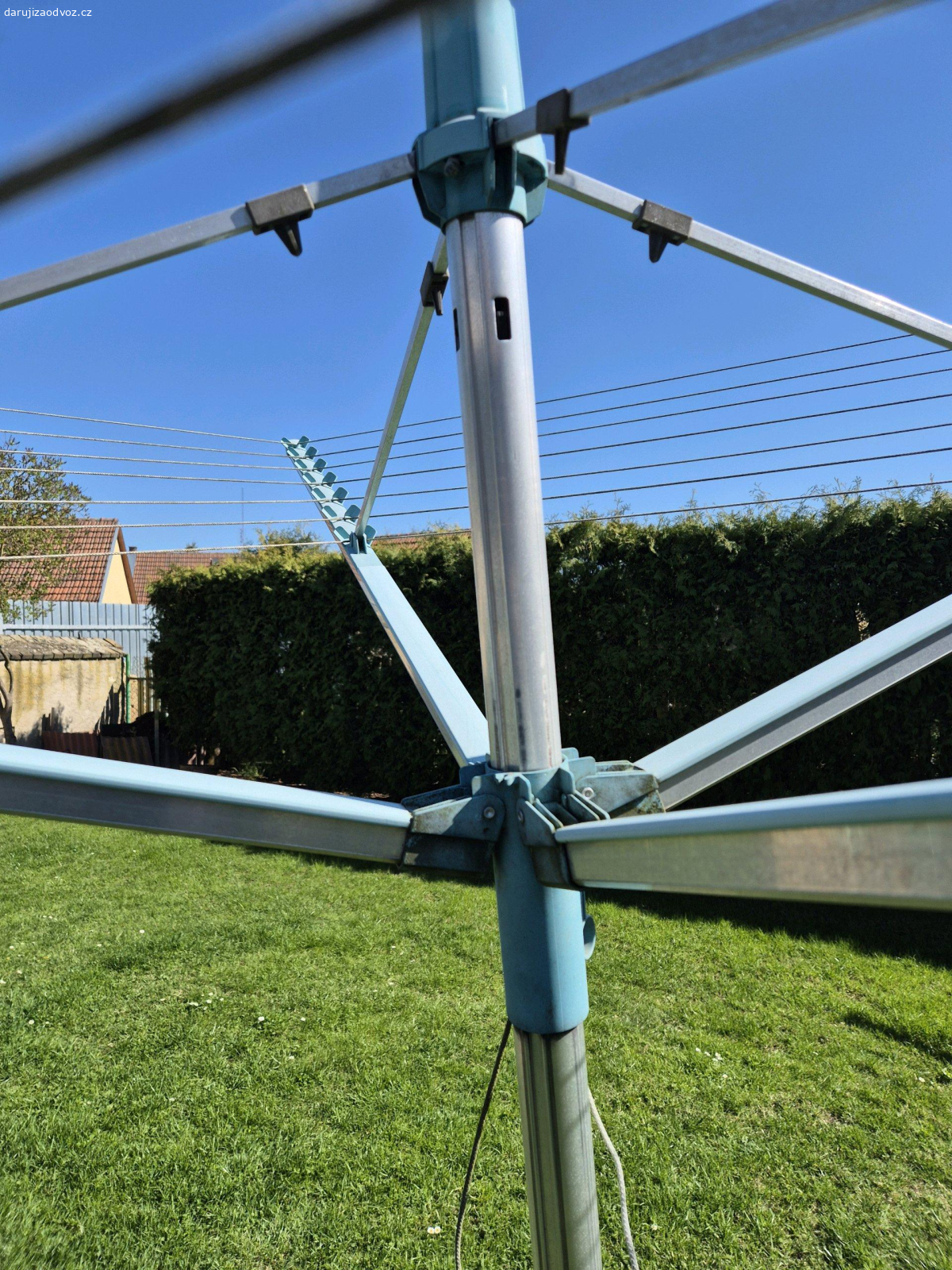 sušák na prádlo leifheit. daruji starší sušák na prádlo leifheit. 
šňůry se již při složení nezatahují, ale při stálém rozložení a trochu péče při vyčištění ještě někomu službu udělá. 
V případě zájmu pošlete tel.číslo a ja se ozvu abych se domluvili na předání. Dřívější odvoz má přednost.