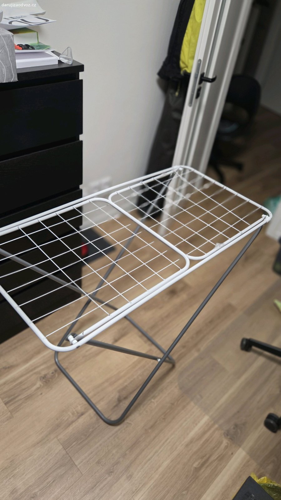 Sušák. Daruji sušák kde nedrží 2 řady tyček, jinak nese běžné známky používání a funguje v pořádku.