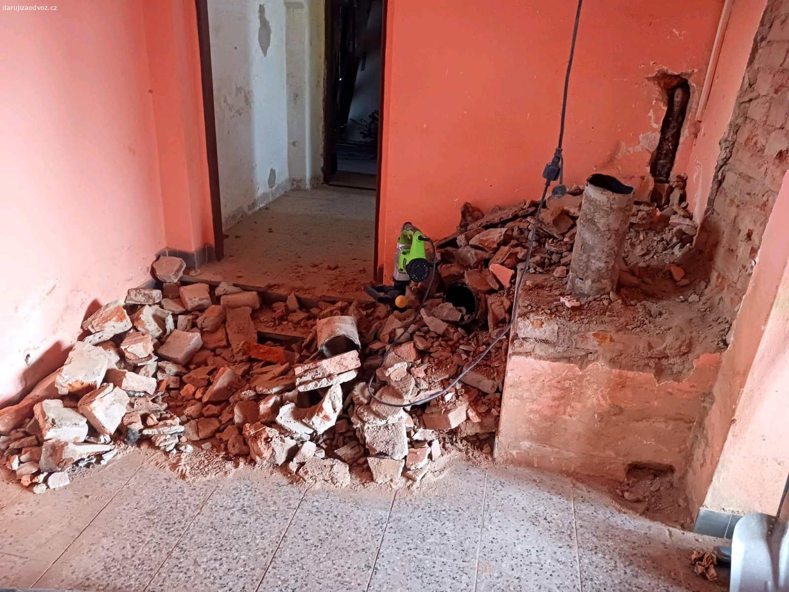 suť z cihel. Dobrý den 
Daruji suť, převážně kusy cihel, jsou toho tak 2 kubiky. V tomto týdnu budu bourat teraso viz foto, to bude také k mání