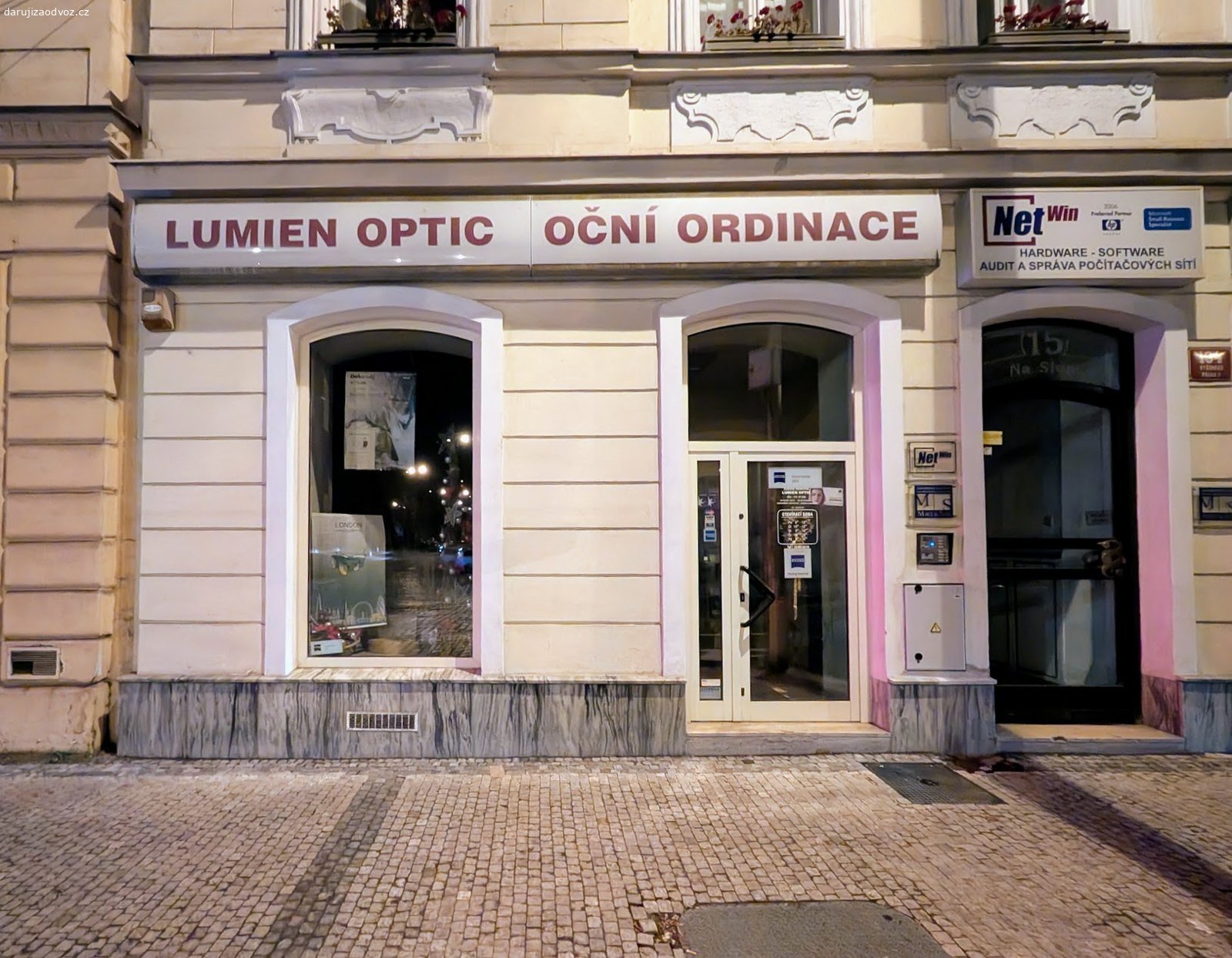 Světelný reklamní poutač 575 cm #709. Daruji za odvoz světelný reklamní poutač, který visel nad vchodem do optiky.
Pozinkovaná plechová vana s plexi čelem a kompletním osvětlením uvnitř.

• Rozměry: délka cca 575 cm, výška cca 55 cm, hloubka 9 cm
• Konstrukce: pozinkovaný plech, čelo z plexi
• Osvětlení: zářivky T8 58 W (Sylvania, Narva), objímky a startéry
• Předřadníky: LAYRTON ARC 58/23, 58–65 W, 230 V — 4 ks
• Stav: demontované a uskladněné; plech má místy povrchovou korozi,
  funkčnost osvětlení po odpojení neověřená

! Je to skoro šest metrů. Počítejte s dodávkou, vlekem nebo střešním nosičem.

Nad výlohou navíc zůstala plechová vana, ve které byl poutač usazený. Po domluvě ji jde demontovat a odvézt taky — ta už ale za dohodnutou cenu.

Hodí se na přeznačení pro vlastní provozovnu, jako světelná tabule do dílny,
nebo jako zdroj materiálu.

Pište prosím SMS a rovnou uveďte, kdy si můžete věc vyzvednout. Na e-maily reaguji se zpožděním.

Nevyhrává nejrychlejší — vybírám podle toho, kdo si inzerát přečetl a s kým se dá spolehlivě domluvit. Na čem se domluvíme, to platí.

Oblast: Praha 2. Věci zdarma neposílám — jen osobní vyzvednutí. Než vyrazíte, zkontrolujte si prosím, jak to k nám máte daleko.

Při dotazu prosím uveďte značku #709 — ať vím, o kterou položku jde.