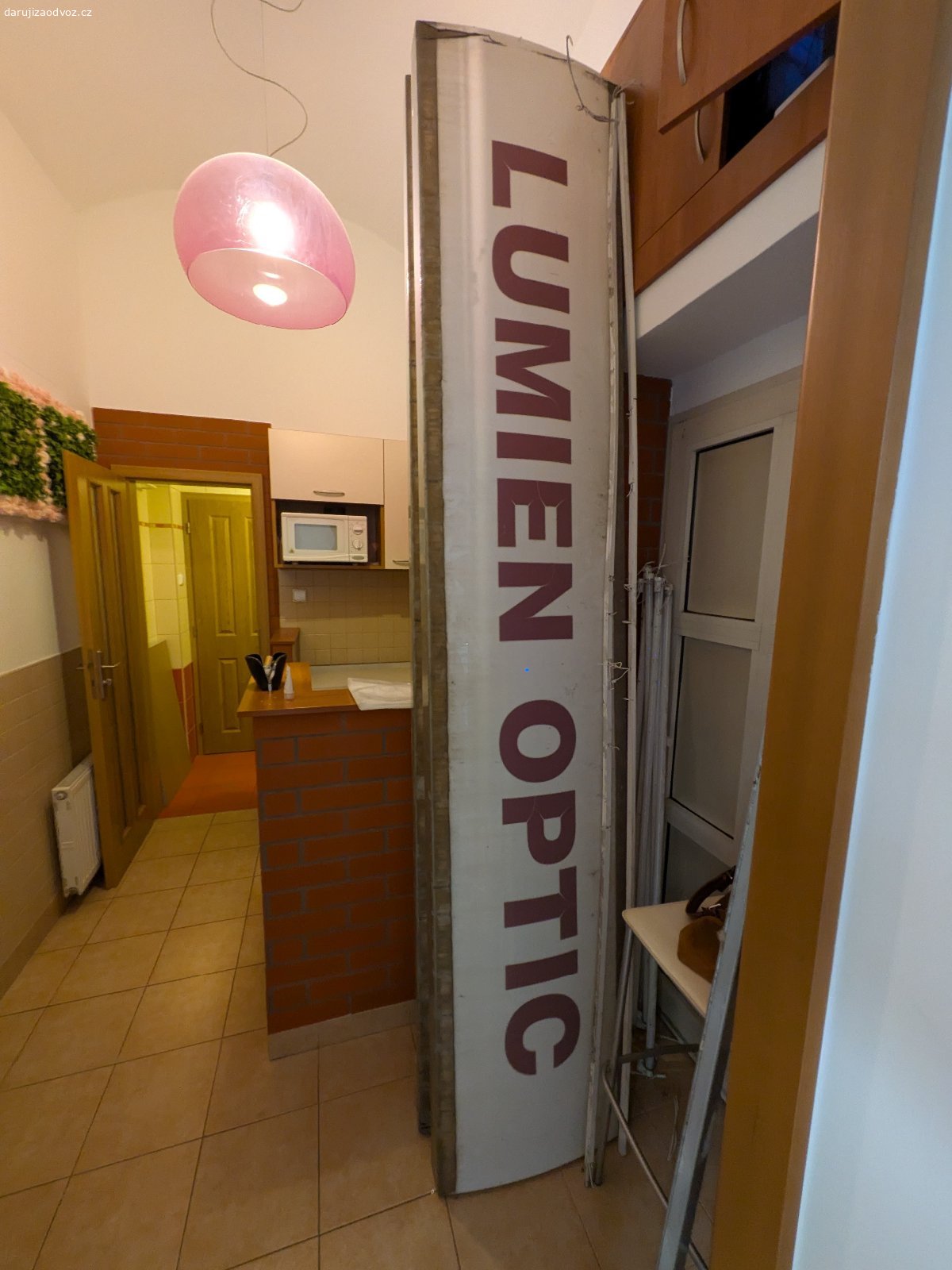 Světelný reklamní poutač. Daruji za odvoz světelný reklamní poutač, který visel nad vchodem do optiky.

• Rozměry: délka cca 575 cm na 2 kusy , výška cca 55 cm, hloubka 9 cm
• Osvětlení: zářivky T8 58 W (Sylvania, Narva), objímky a startéry
• Předřadníky: LAYRTON ARC 58/23, 58–65 W, 230 V — 4 ks
funkční

Pište prosím SMS a rovnou uveďte, kdy si můžete věc vyzvednout. Na e-maily reaguji se zpožděním.

Oblast: Praha 2