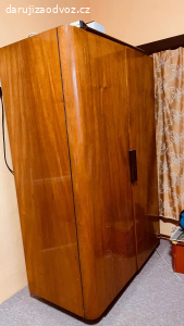 Světlé lakované skříně