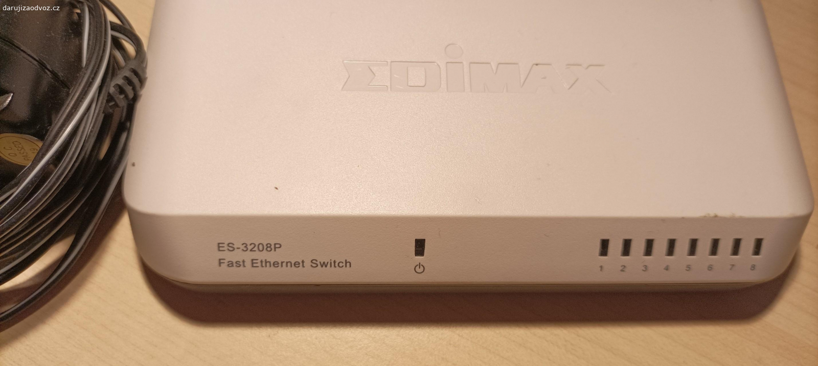 Switch Edimax 8x 10/100. Daruji funkční switch Edimax ES-3208P s 8 porty o rychlosti 10/100 Mbps. Síťový zdroj. Nemám pro něj využití.