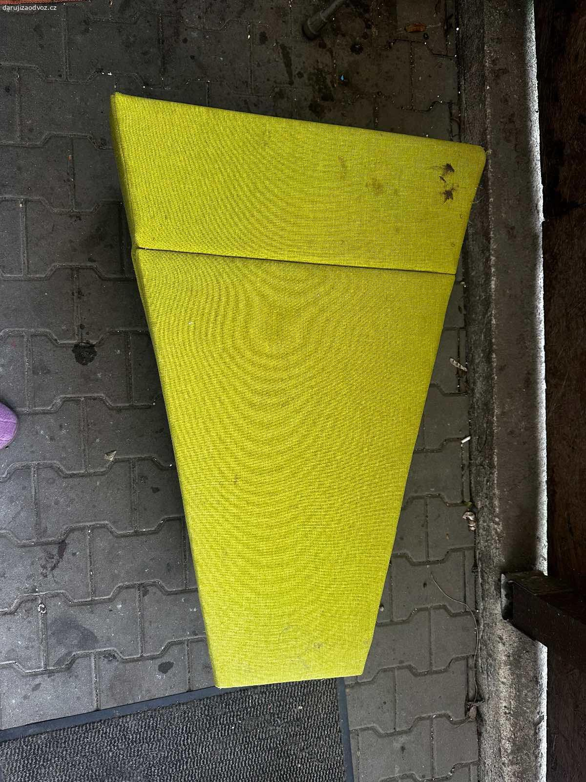 Taburet (Bobík). Je odrbaný od koček a na rohu je barva, stačil by nový potah a je zase jak nový 
Prosím sms, nevolat nebo email