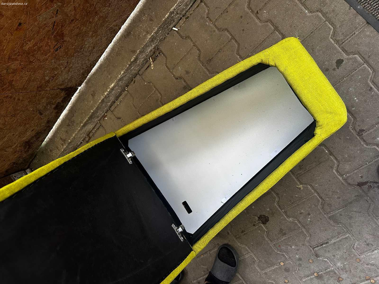 Taburet (Bobík). Je odrbaný od koček a na rohu je barva, stačil by nový potah a je zase jak nový 
Prosím sms, nevolat nebo email