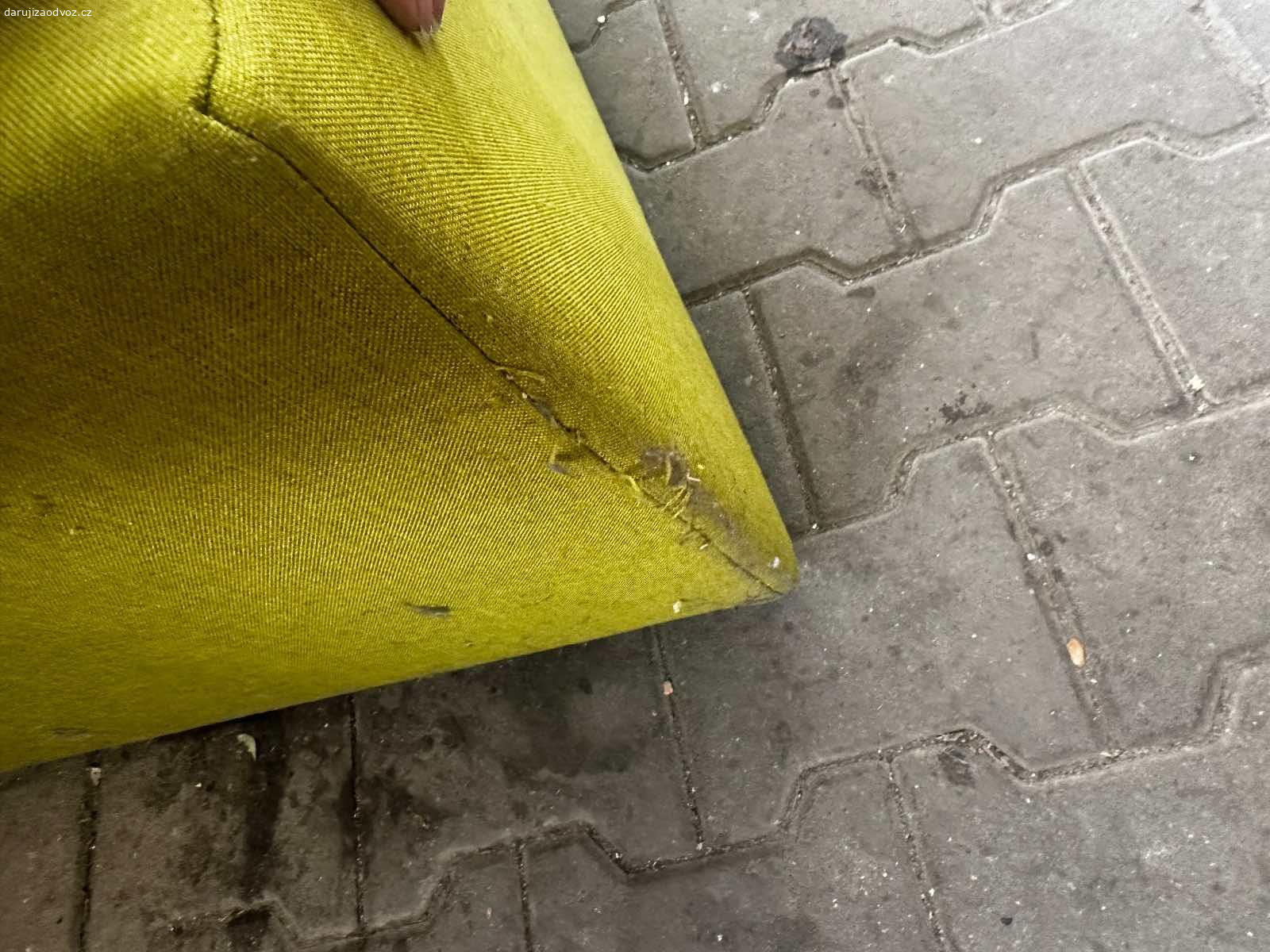 Taburet (Bobík). Je odrbaný od koček a na rohu je barva, stačil by nový potah a je zase jak nový 
Prosím sms, nevolat nebo email