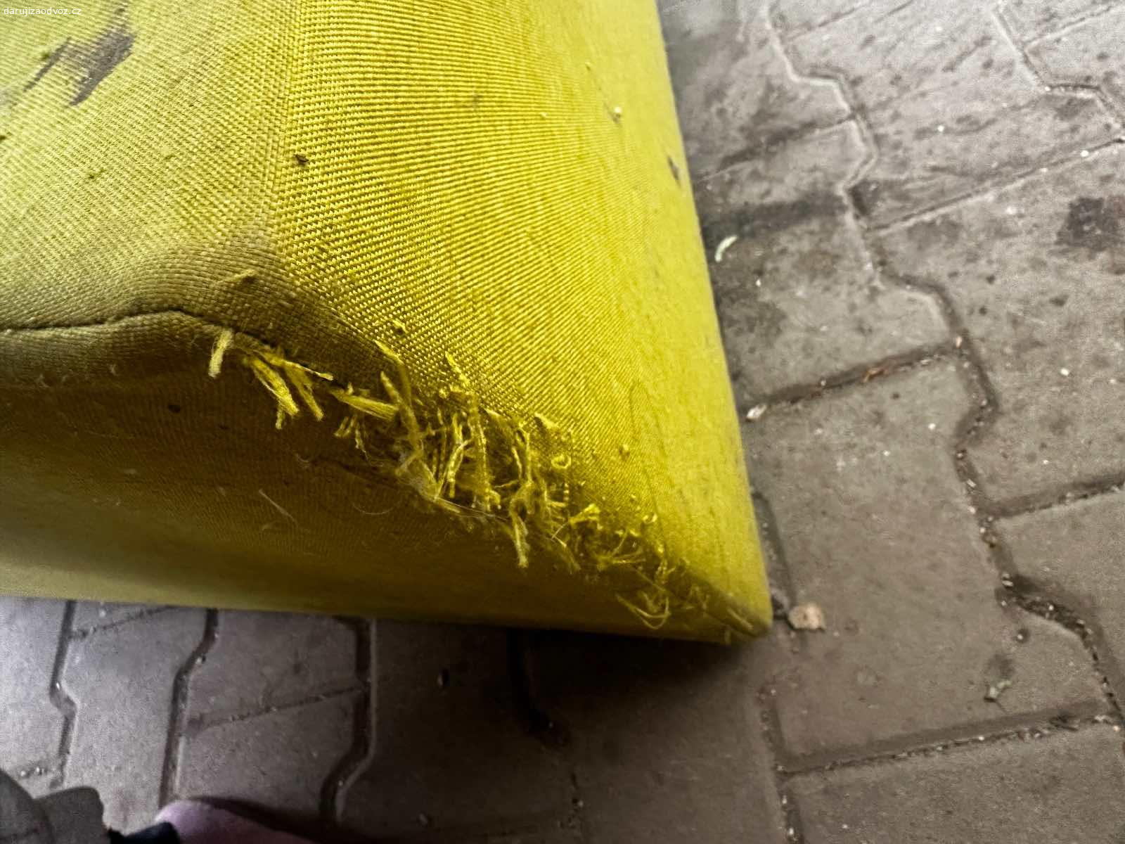 Taburet (Bobík). Je odrbaný od koček a na rohu je barva, stačil by nový potah a je zase jak nový 
Prosím sms, nevolat nebo email