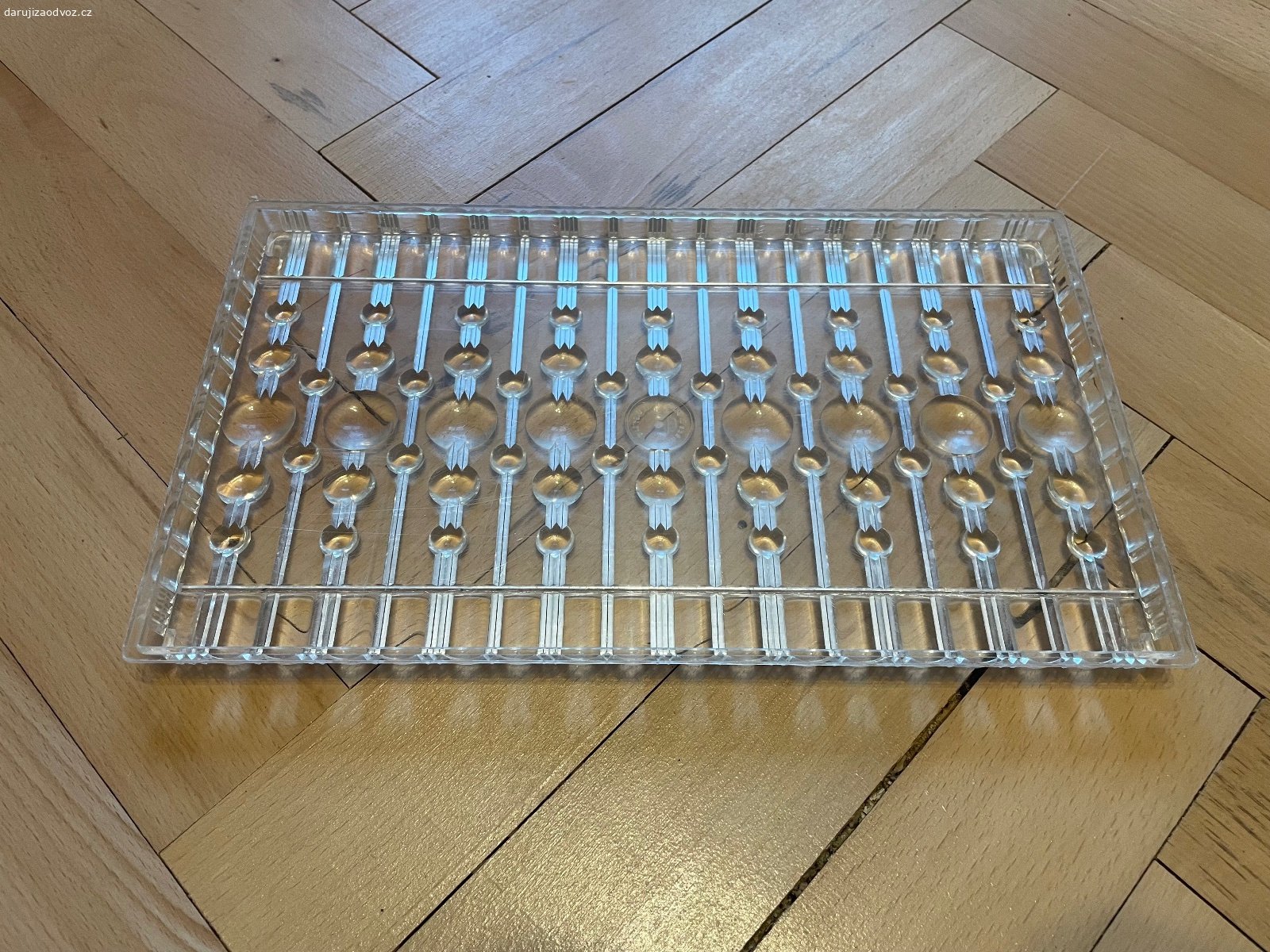 RETRO plastový tác - 29 x 17 cm. Daruji RETRO plastový tác, rozměry cca 29 x 17 cm. Bez vad. K vyzvednutí po předchozí domluvě na Praze 4. Lze zaslat i Zásilkovnou při platbě předem. Daruji další věci za ODVOZ viz. inzeráty!
