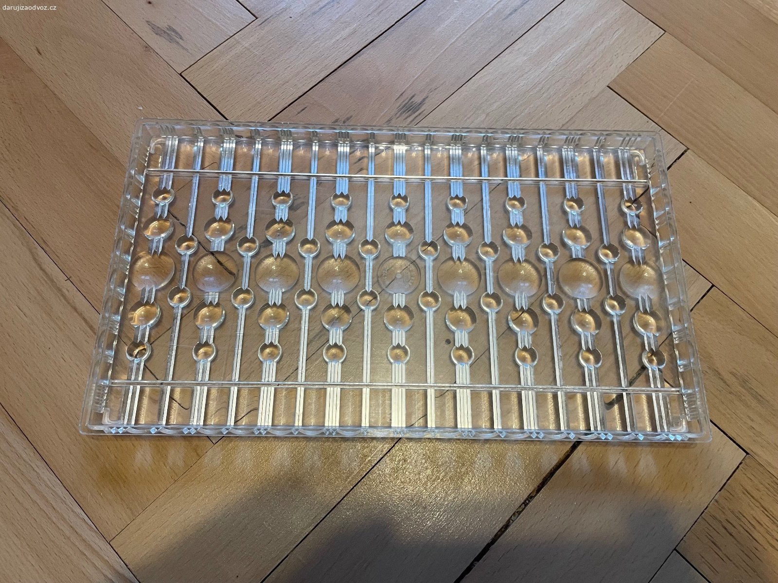 RETRO plastový tác - 29 x 17 cm. Daruji RETRO plastový tác, rozměry cca 29 x 17 cm. Bez vad. K vyzvednutí po předchozí domluvě na Praze 4. Lze zaslat i Zásilkovnou při platbě předem. Daruji další věci za ODVOZ viz. inzeráty!