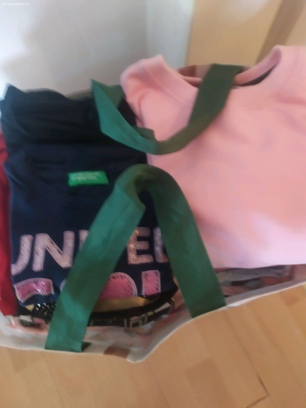 Taška oblečení pro holčičku 7-9 let. Letní věci, trička, legíny, šatičky, pyžama.Preferuji odvoz dnes.