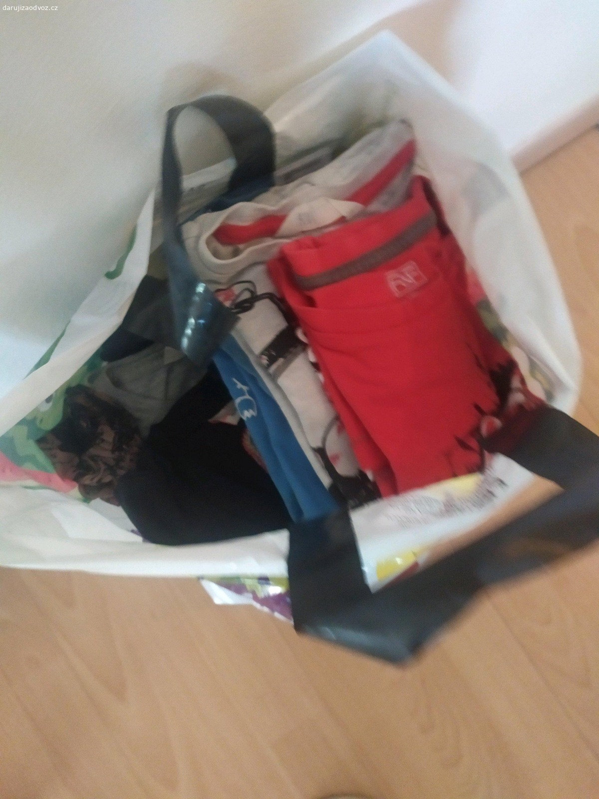 Taška oblečení pro kluka 7-9 let. Trička a mikiny.Preferuji odvoz dnes.